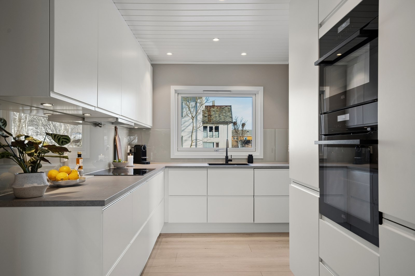 De integrerte hvitevarene medfølger og består av stekeovn, mikro, koketopp, oppvaskmaskin og kombiskap kjøl/frys - Av tekniske løsninger er det komfyrvakt, kjøkkenventilator og vannstoppsystem Galleribilde