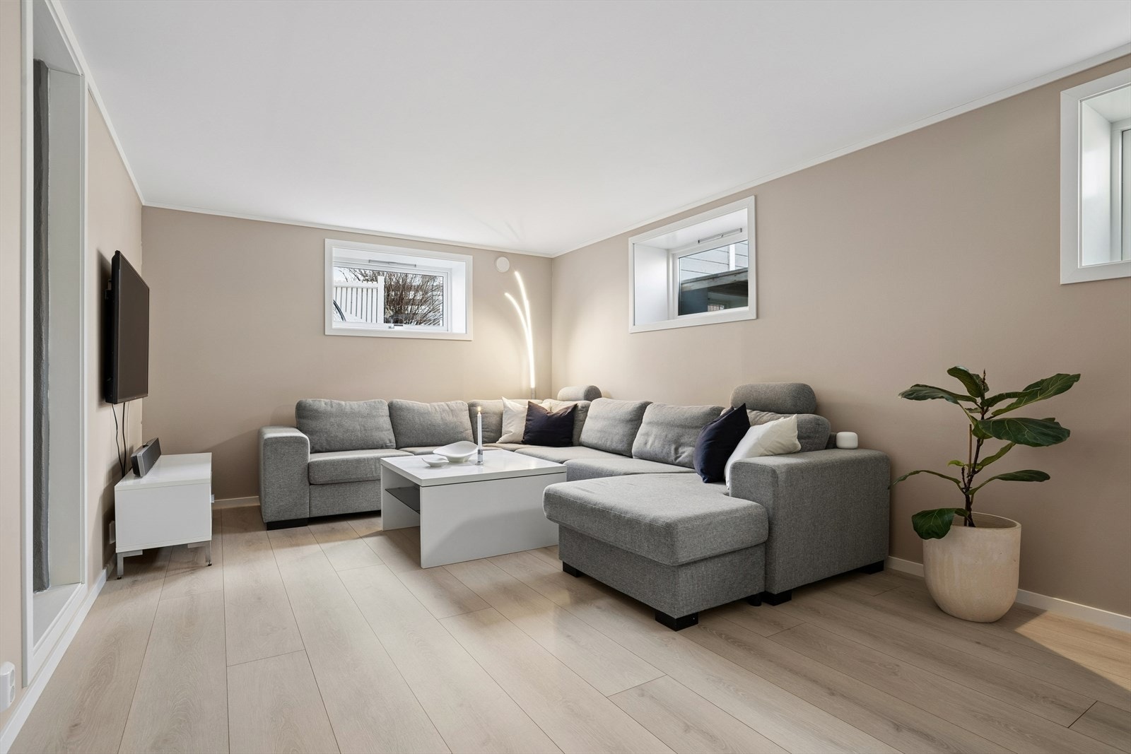 Rom innredet til kjellerstue og trapp ble etablert i ca. 2019 - Det er varme i gulvet Galleribilde