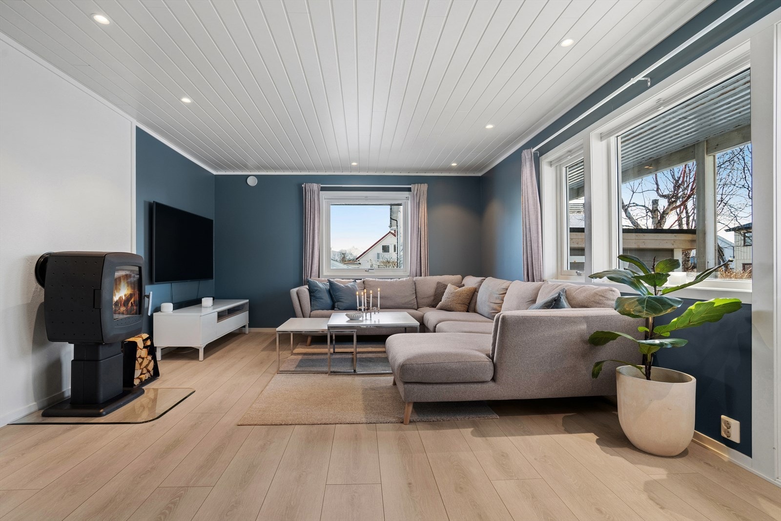 Stuen er utført med et pent gulv, slette veggflater og himling med utstrakt bruk av downlights Galleribilde