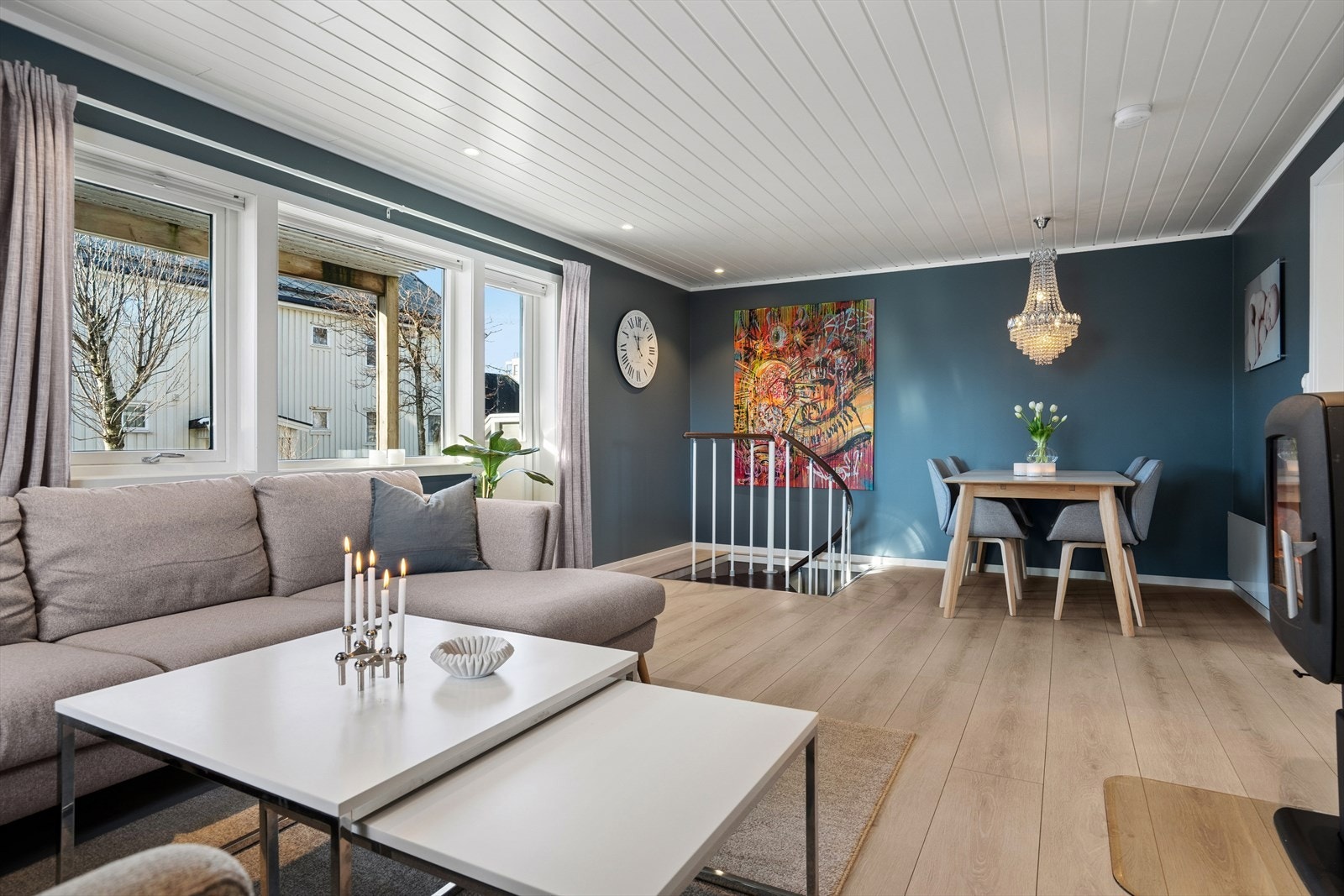 Ildstedet gir hygge og ikke minst rask oppvarming på kjølige dager - I tillegg er det panelovn i spisestuen for mer stabil oppvarming Galleribilde