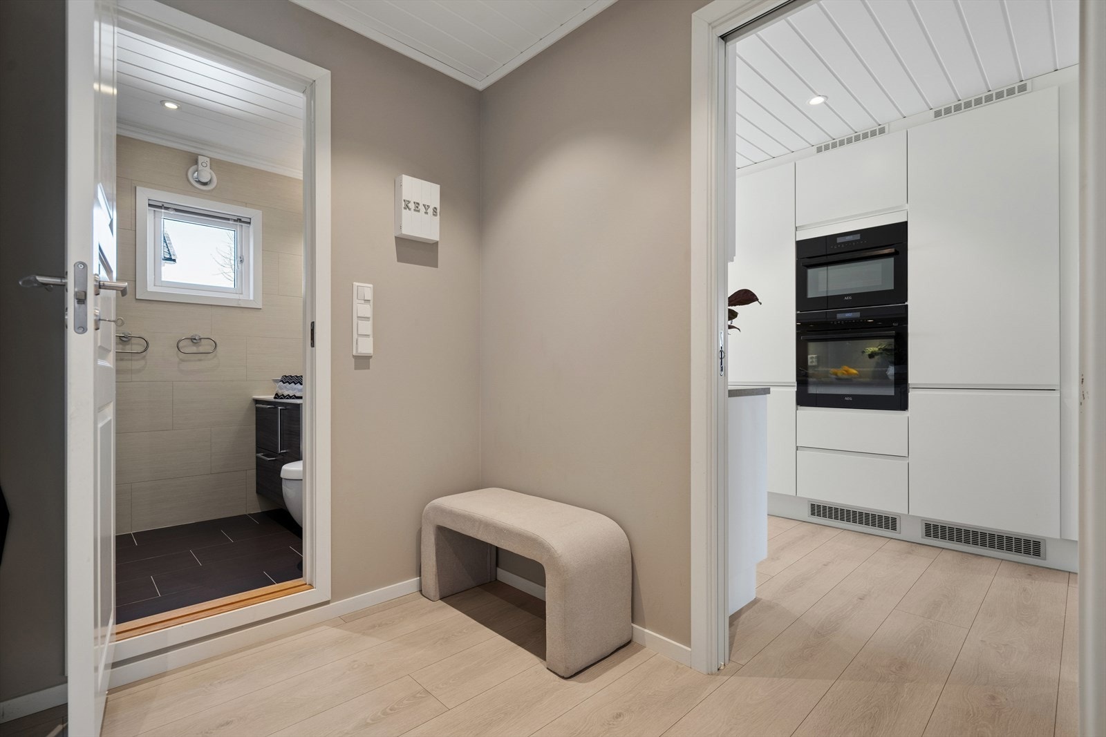 Herfra har du tilgang til badet, kjøkkenet, gjesterommet og stuen Galleribilde