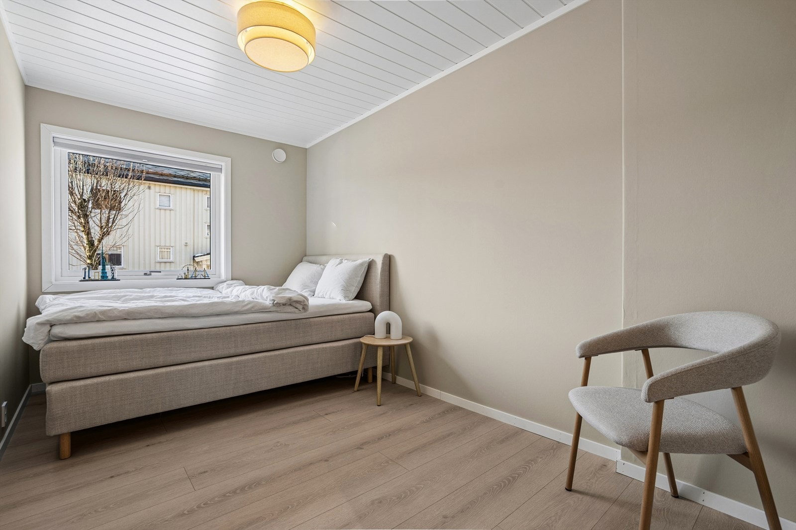 Soverom II - Det andre soverommet (modernisert i 2026) er utført i lyse farger og passer perfekt som barnerom eller gjesterom Galleribilde