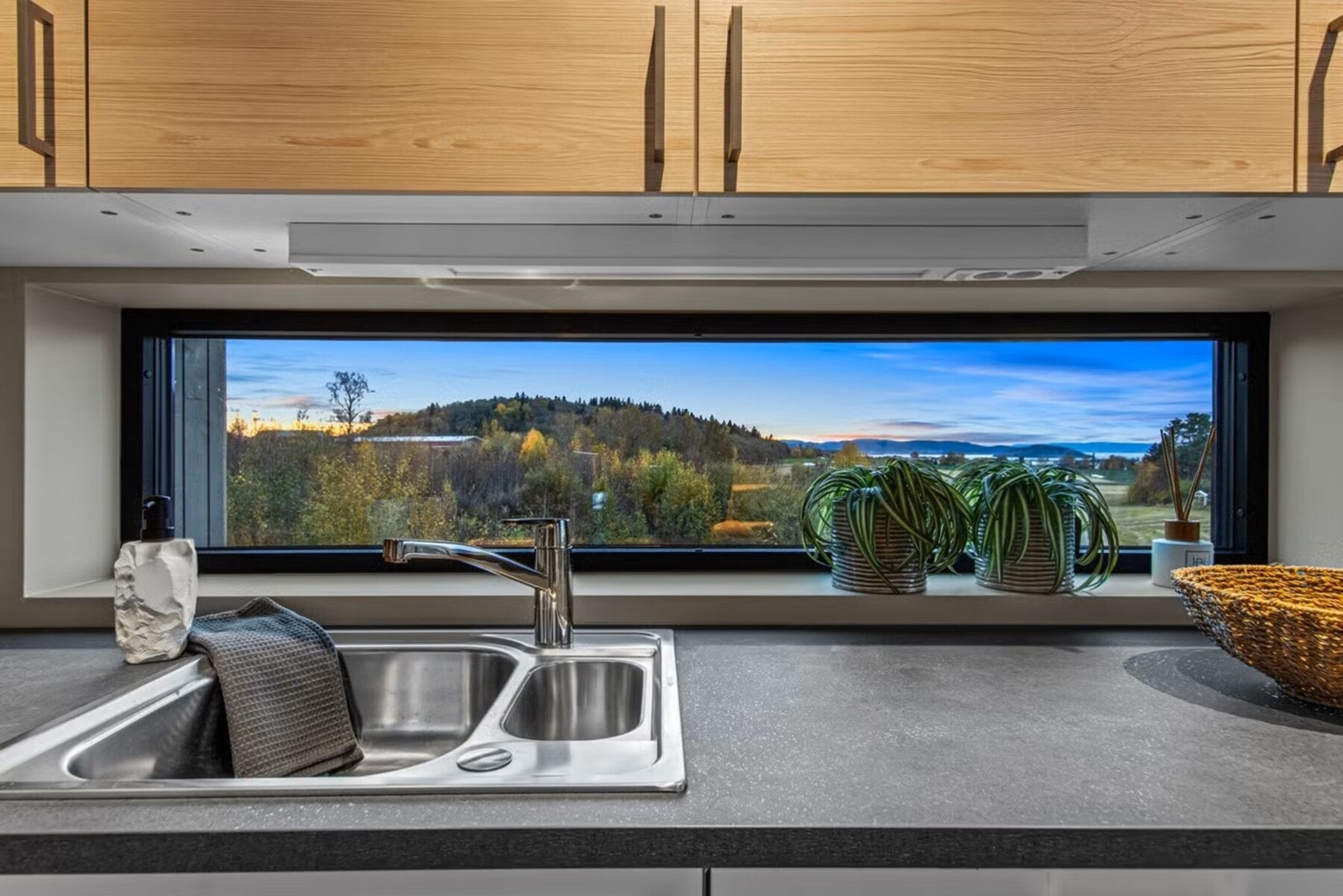 Det gjøres oppmerksom på at bildet er tatt av en identisk leilighet i etasjen over. Utsikt vil derfor være avvikende, men det er god utsikt i leiligheten i 1. etasje også. Galleribilde