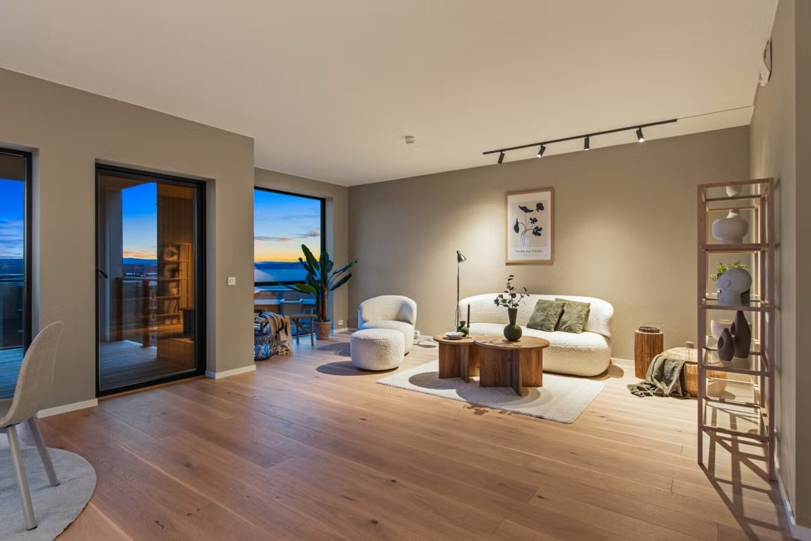 Det gjøres oppmerksom på at bildet er tatt av en identisk leilighet i etasjen over. Utsikt vil derfor være avvikende, men det er god utsikt i leiligheten i 1. etasje også. Galleribilde