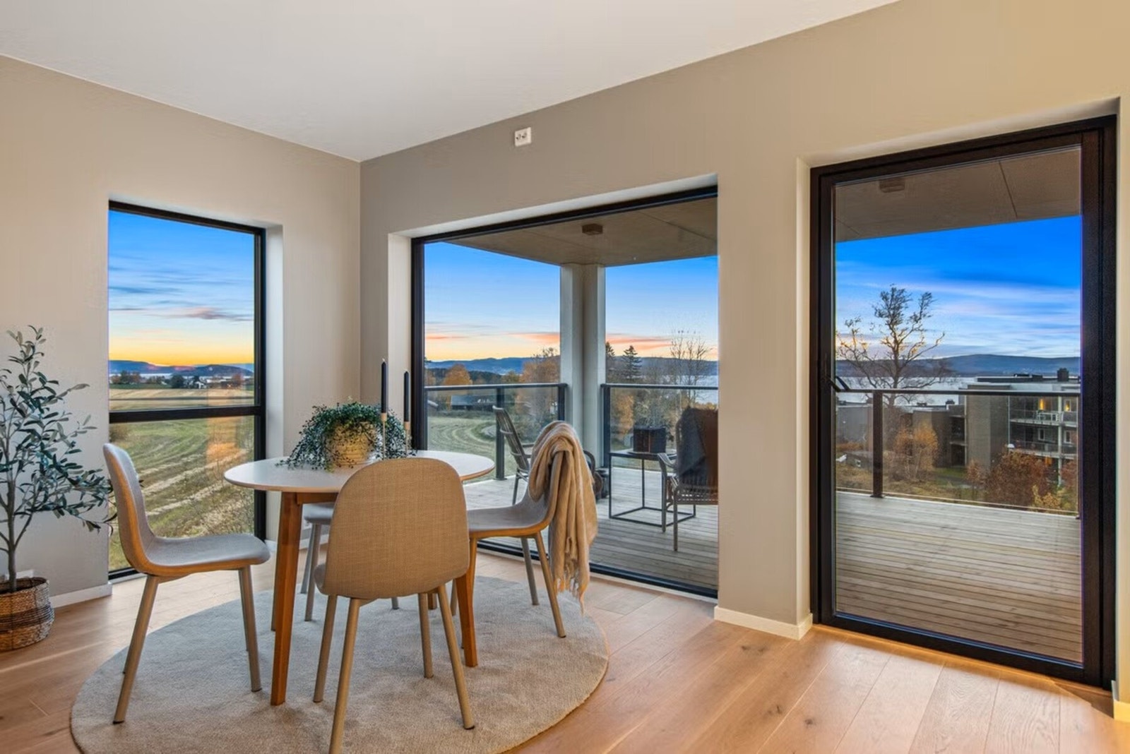 Det gjøres oppmerksom på at bildet er tatt av en identisk leilighet i etasjen over. Utsikt vil derfor være avvikende, men det er god utsikt i leiligheten i 1. etasje også. Galleribilde