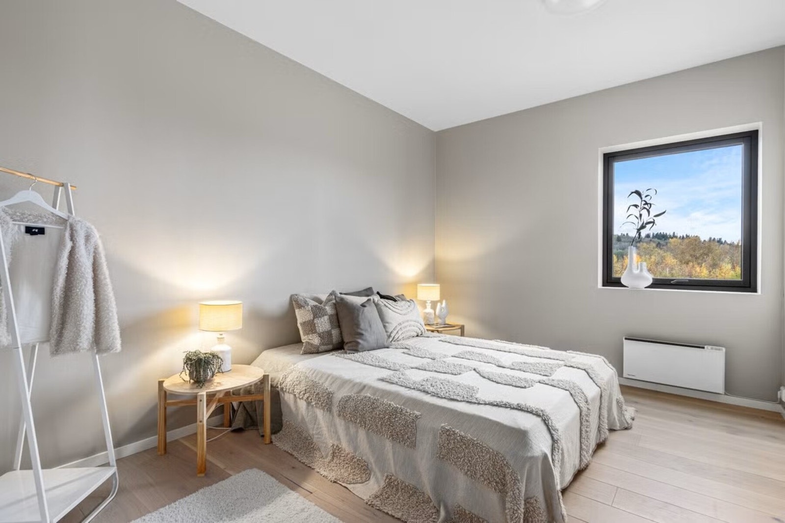 Det gjøres oppmerksom på at bildet er tatt av en identisk leilighet i etasjen over. Utsikt vil derfor være avvikende, men det er god utsikt i leiligheten i 1. etasje også. Galleribilde