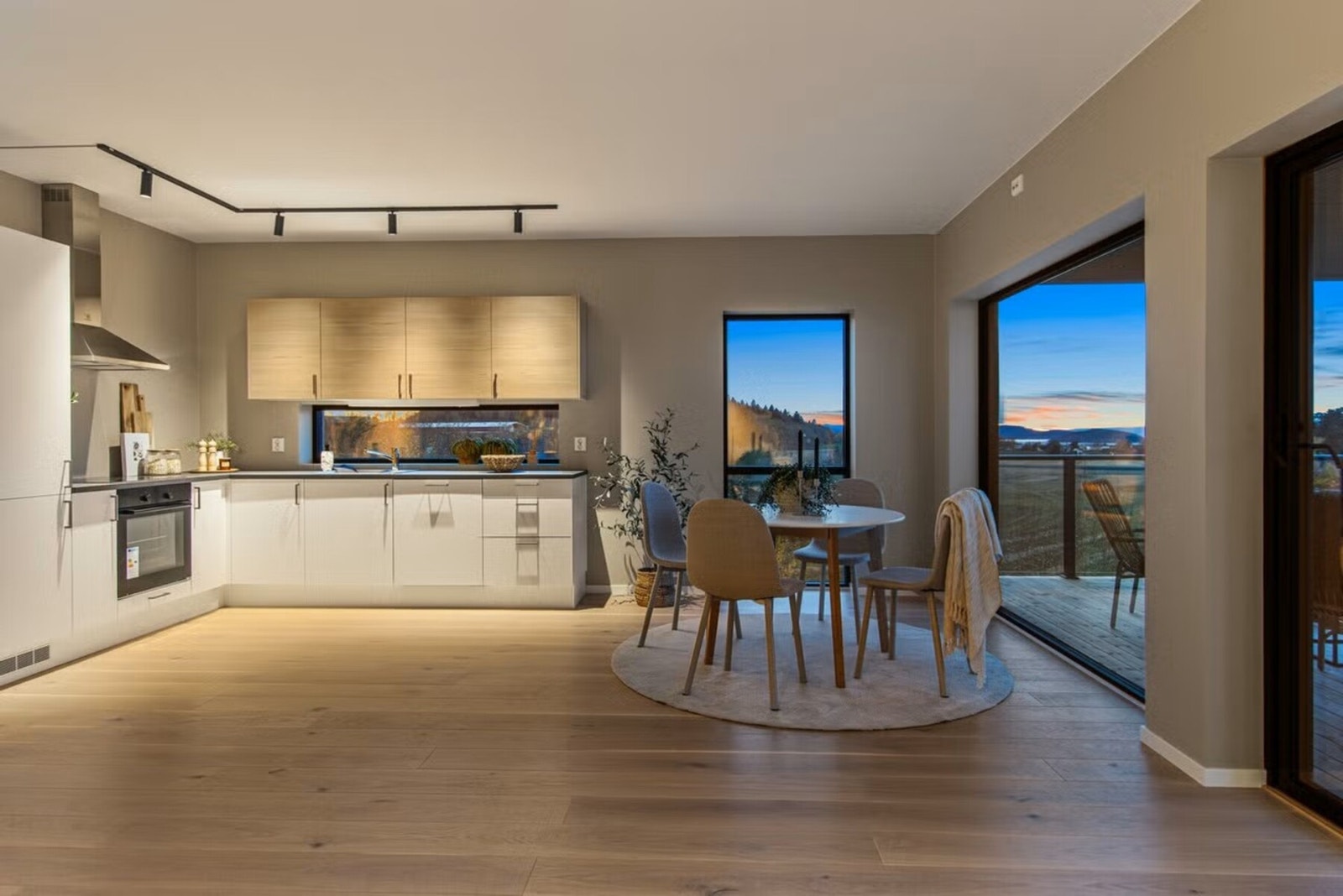 Det gjøres oppmerksom på at bildet er tatt av en identisk leilighet i etasjen over. Utsikt vil derfor være avvikende, men det er god utsikt i leiligheten i 1. etasje også. Galleribilde