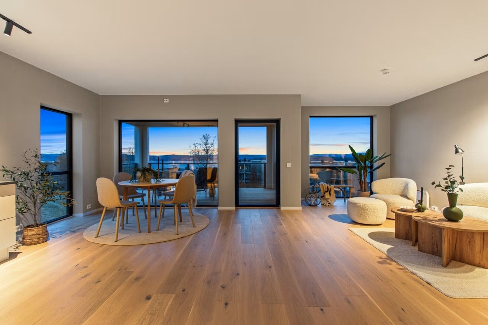 Det gjøres oppmerksom på at bildet er tatt av en identisk leilighet i etasjen over. Utsikt vil derfor være avvikende, men det er god utsikt i leiligheten i 1. etasje også. Galleribilde