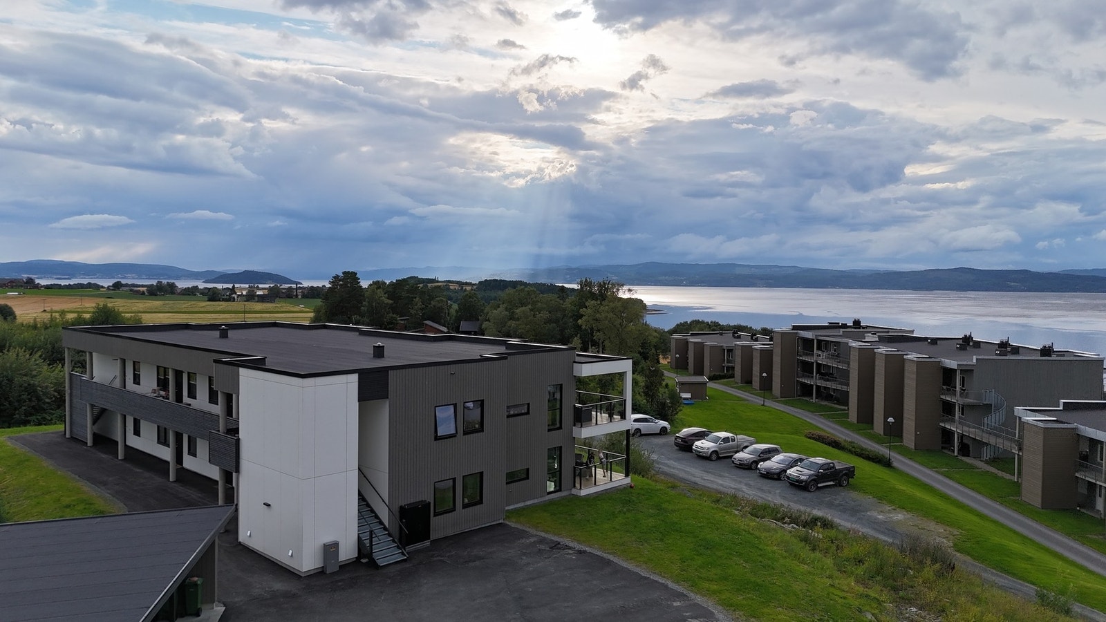 Leiligheten ligger på enden med utsikt utover åkrer, landskap og Trondheimsfjorden. Galleribilde