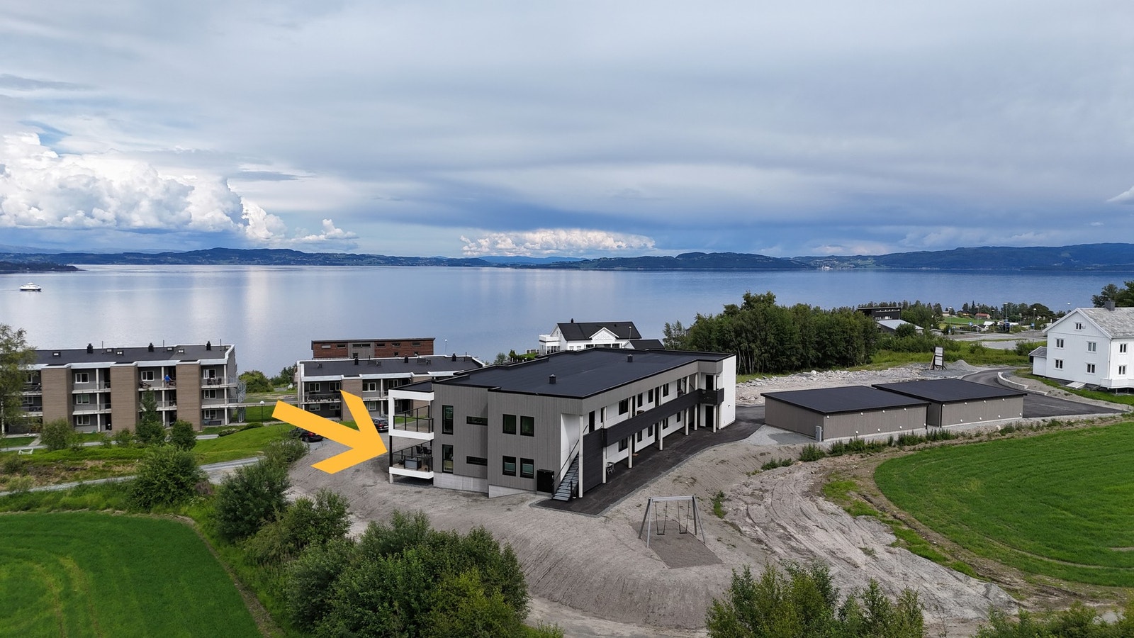 Leiligheten ligger svært fint til på den mest solrike enden av prosjektet, med utsikt utover åkrer, landskapet og Trondheimsfjorden. Her bor du sentralt, men får samtidig den gode landlige følelsen i et rolig område. Galleribilde