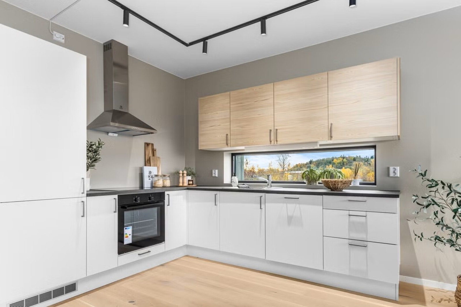 Det gjøres oppmerksom på at bildet er tatt av en identisk leilighet i etasjen over. Utsikt vil derfor være avvikende, men det er god utsikt i leiligheten i 1. etasje også. Galleribilde