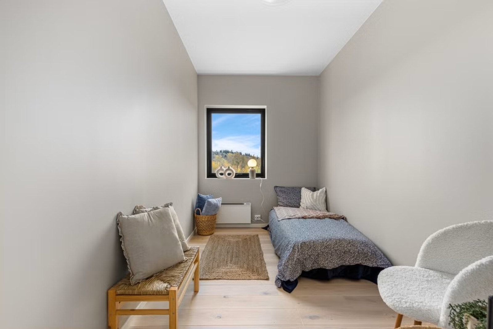 Det gjøres oppmerksom på at bildet er tatt av en identisk leilighet i etasjen over. Utsikt vil derfor være avvikende, men det er god utsikt i leiligheten i 1. etasje også. Galleribilde