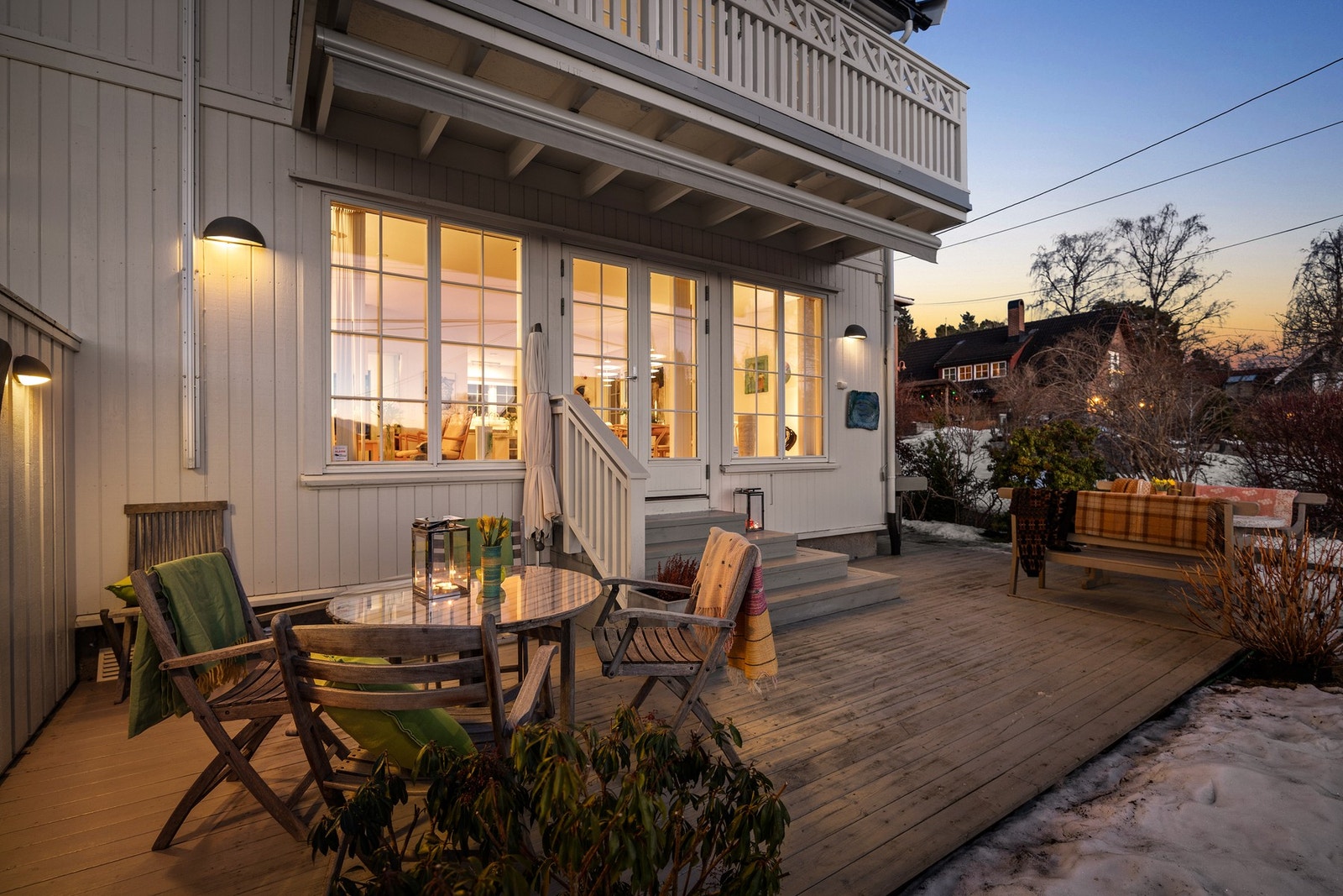 Terrasseplatting på 26 m² med god plass til spisebord, loungemøblement og grill Galleribilde