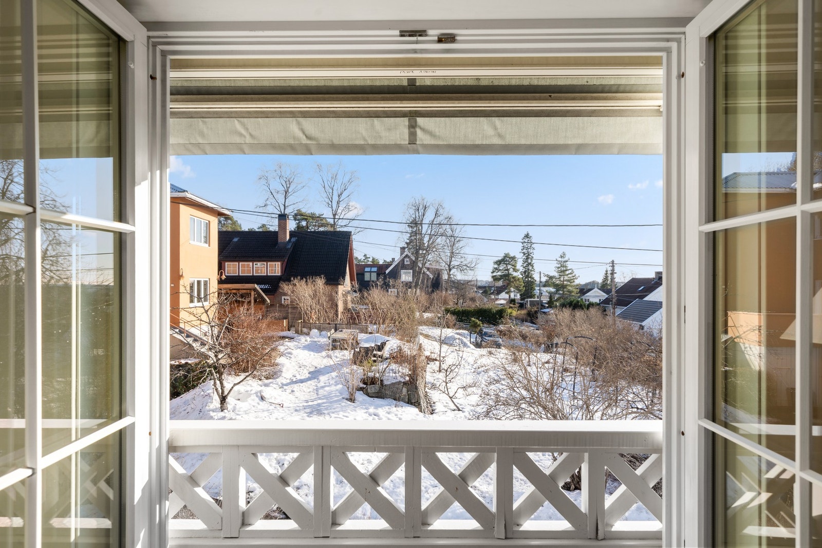 Stuen i 2.etasje har en fransk balkong med solskjerming Galleribilde