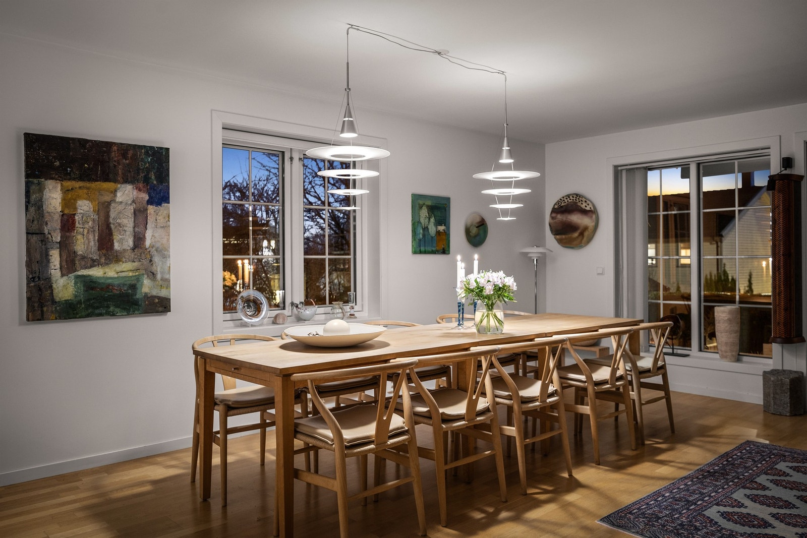 God plass til langbord, perfekt for middagsselskaper Galleribilde