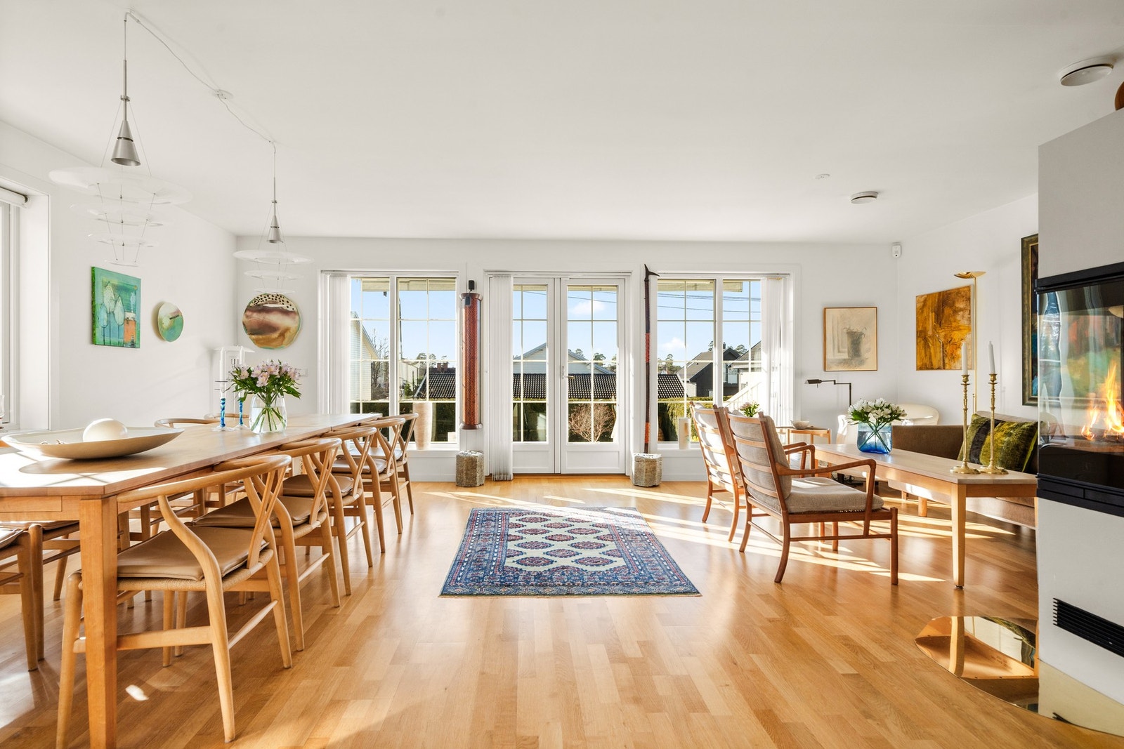 Innholdsrik bolig på 168 kvm; to stuer, tre soverom, to bad, wc-rom, hybeldel mm. Galleribilde