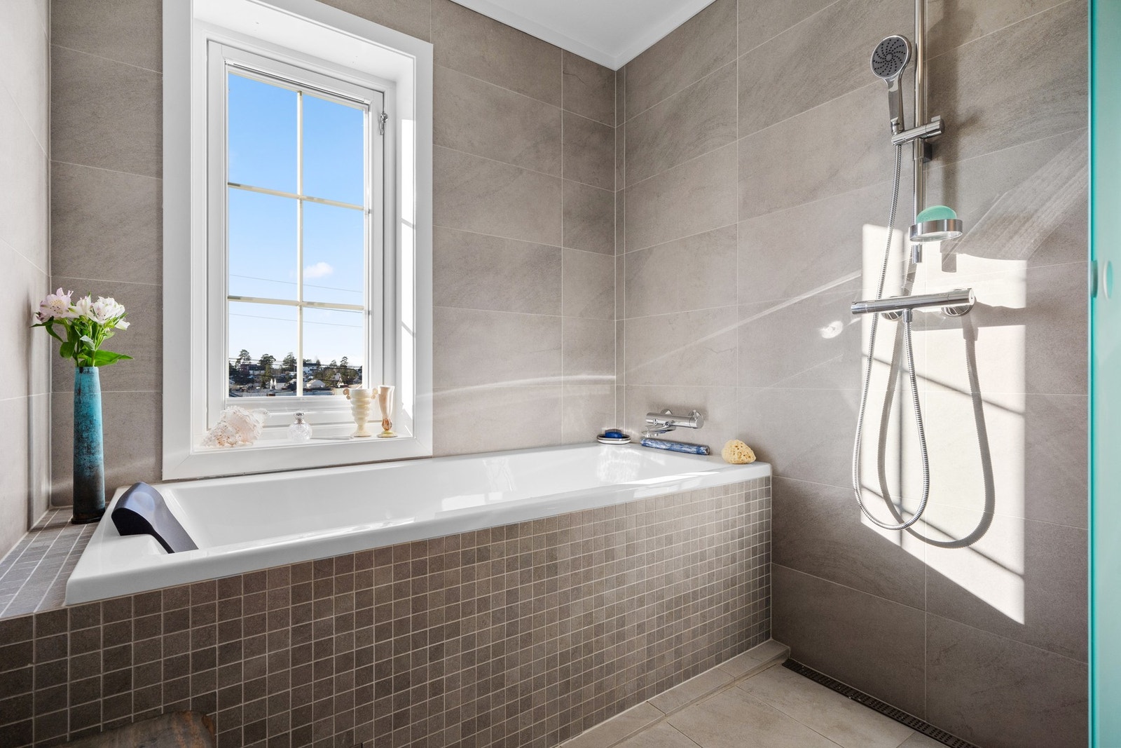 Badet har både badekar og dusj Galleribilde