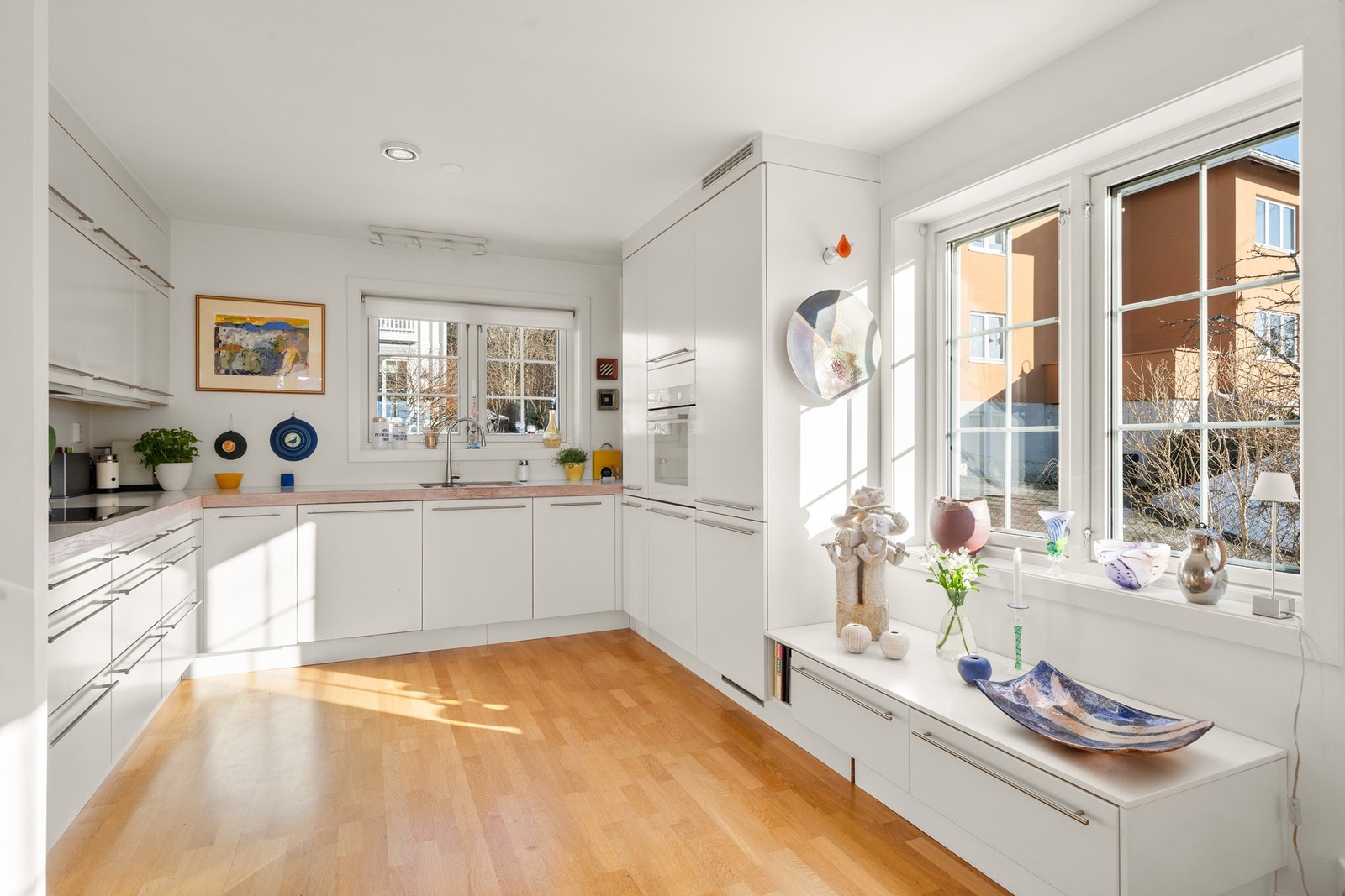 Kjøkkenet har en praktisk innredning og rikelig med skap-/benkplass Galleribilde