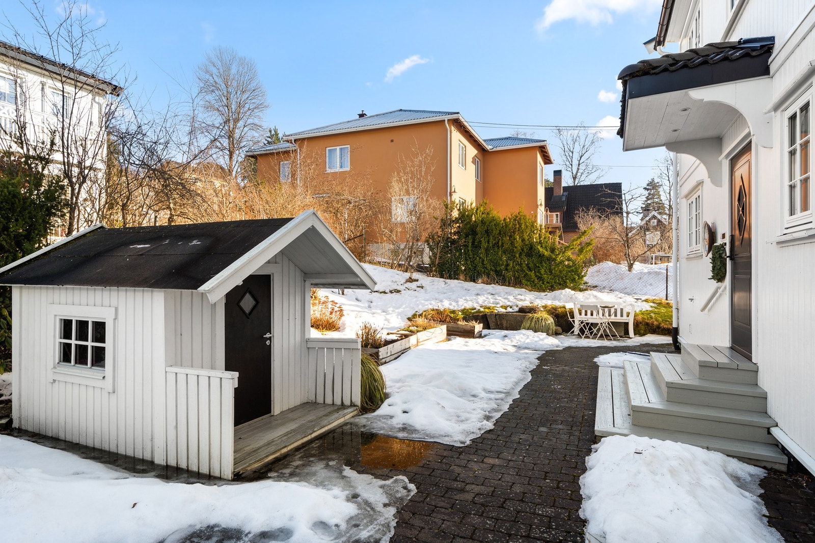 Boligen ligger innerst, uten gjennomgang fra andre beboere | Enheten deler dukkehus med naboenheten i 6E Galleribilde