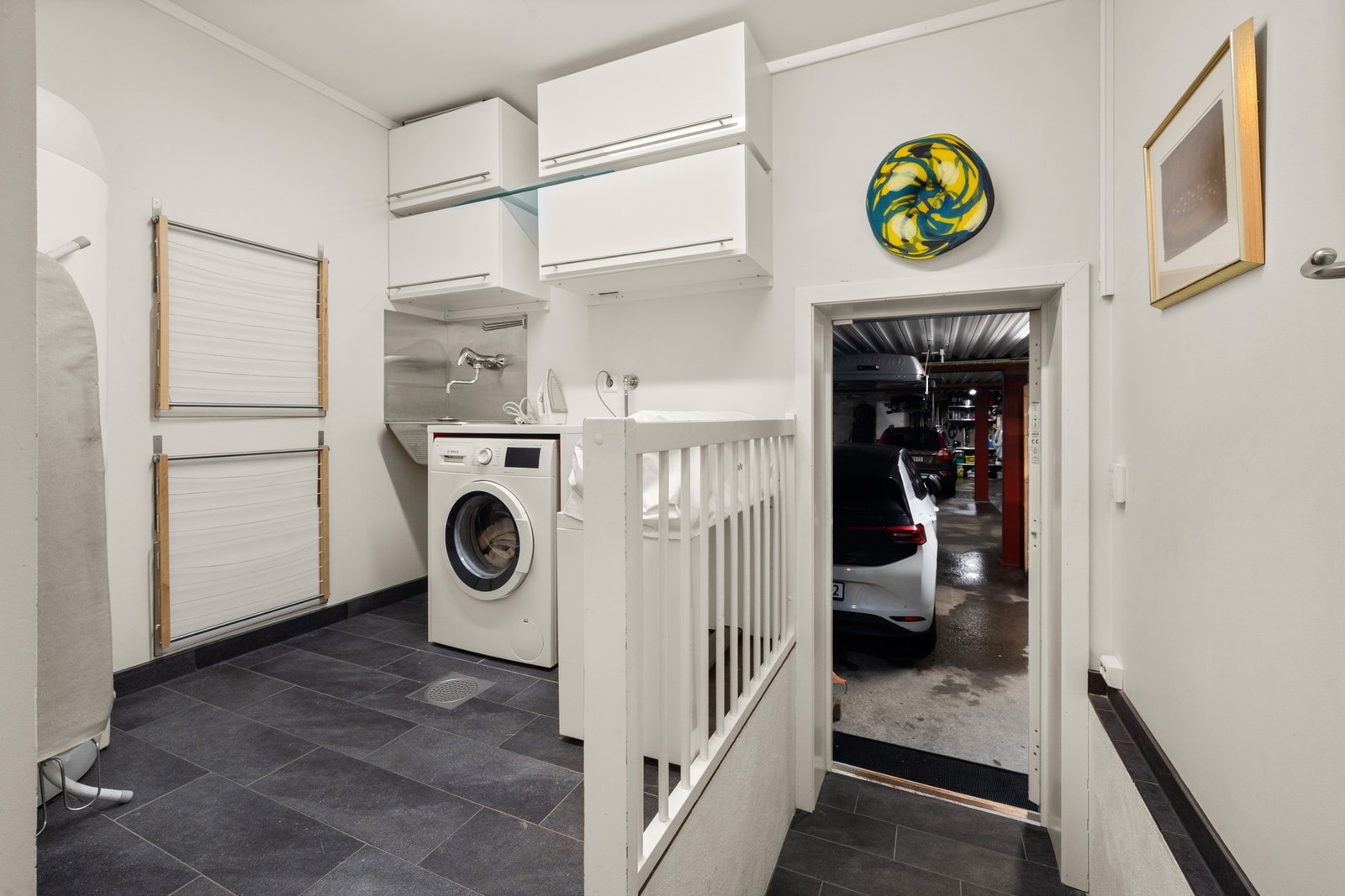 Praktisk vaskerom med direkte utgang til garasjen | De to plassene nærmest døren tilhører denne boligen Galleribilde