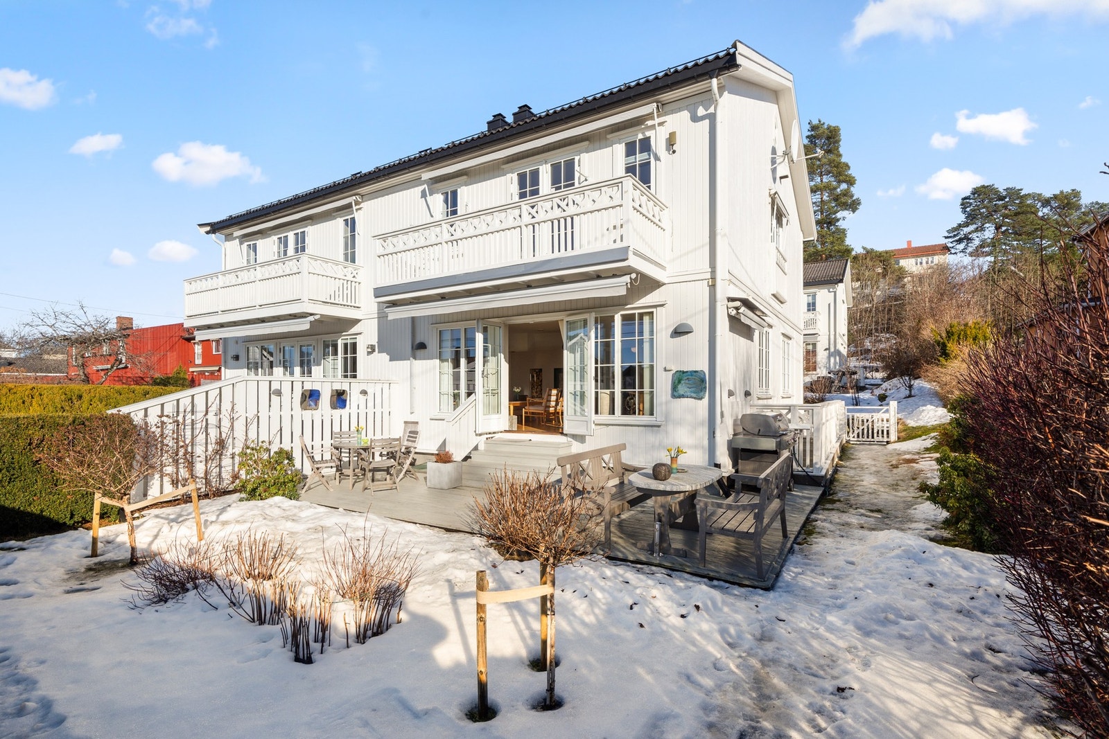 Uteområdene har meget gode solforhold | Pent opparbeidet hage med blomster, trær og busker Galleribilde