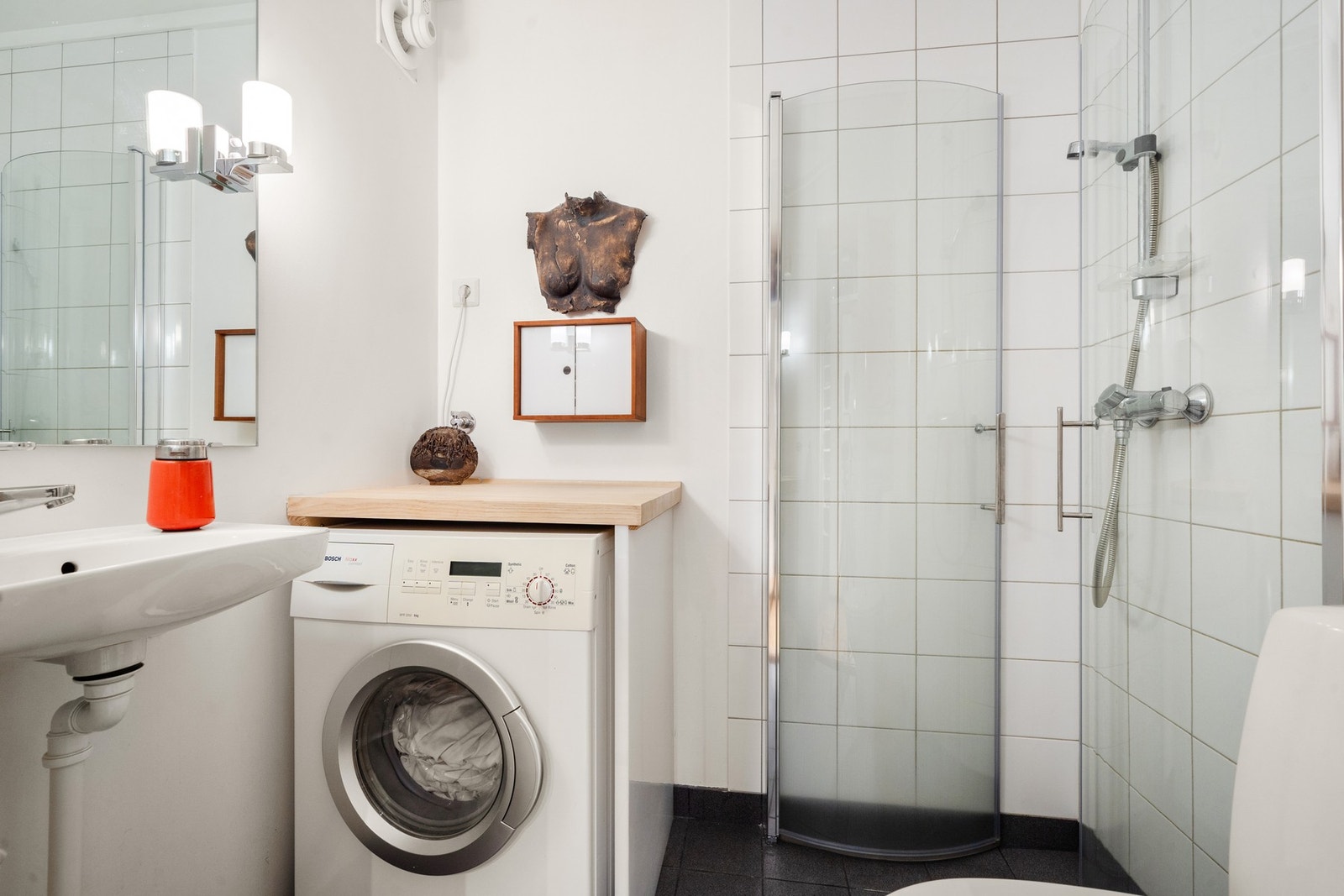 Bad i hybeldel med opplegg til vaskemaskin Galleribilde
