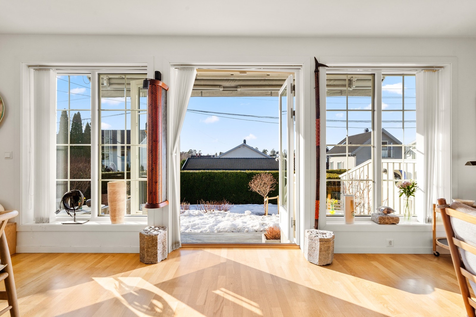 Fra stuen er det dobbeltdør ut til terrasseplattingen og hagen Galleribilde