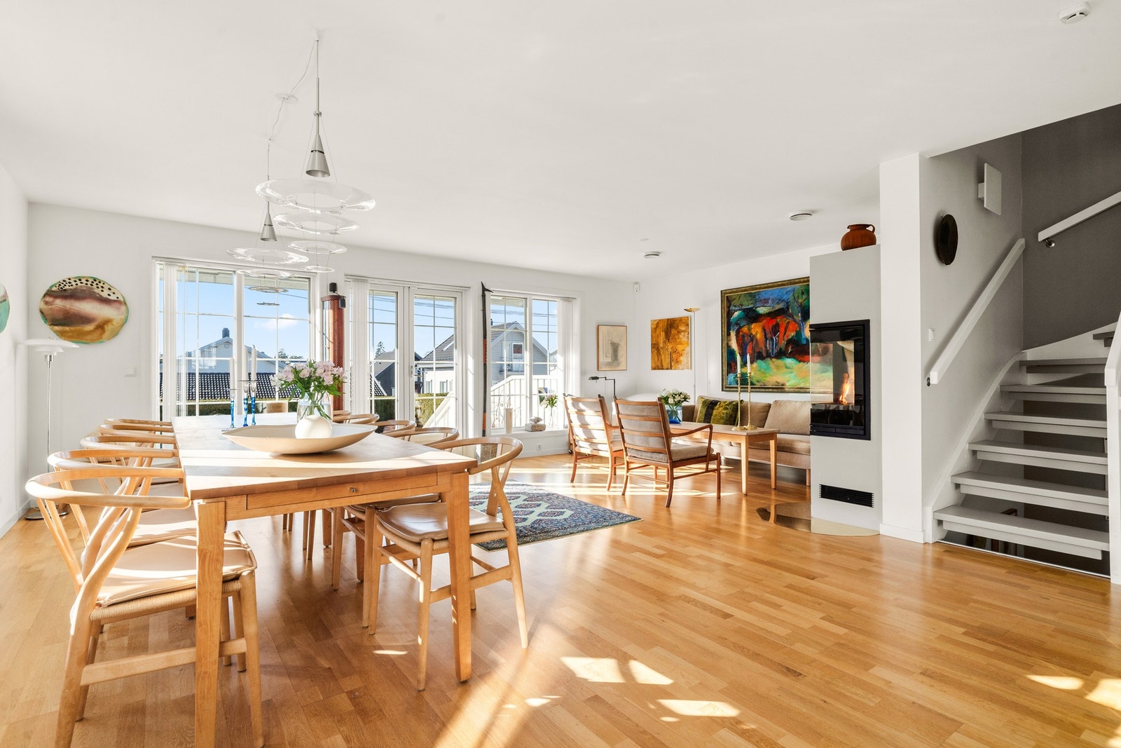 Romslig og meget lys stue med vinduer mot syd/vest som gir rikelig med naturlig lys Galleribilde