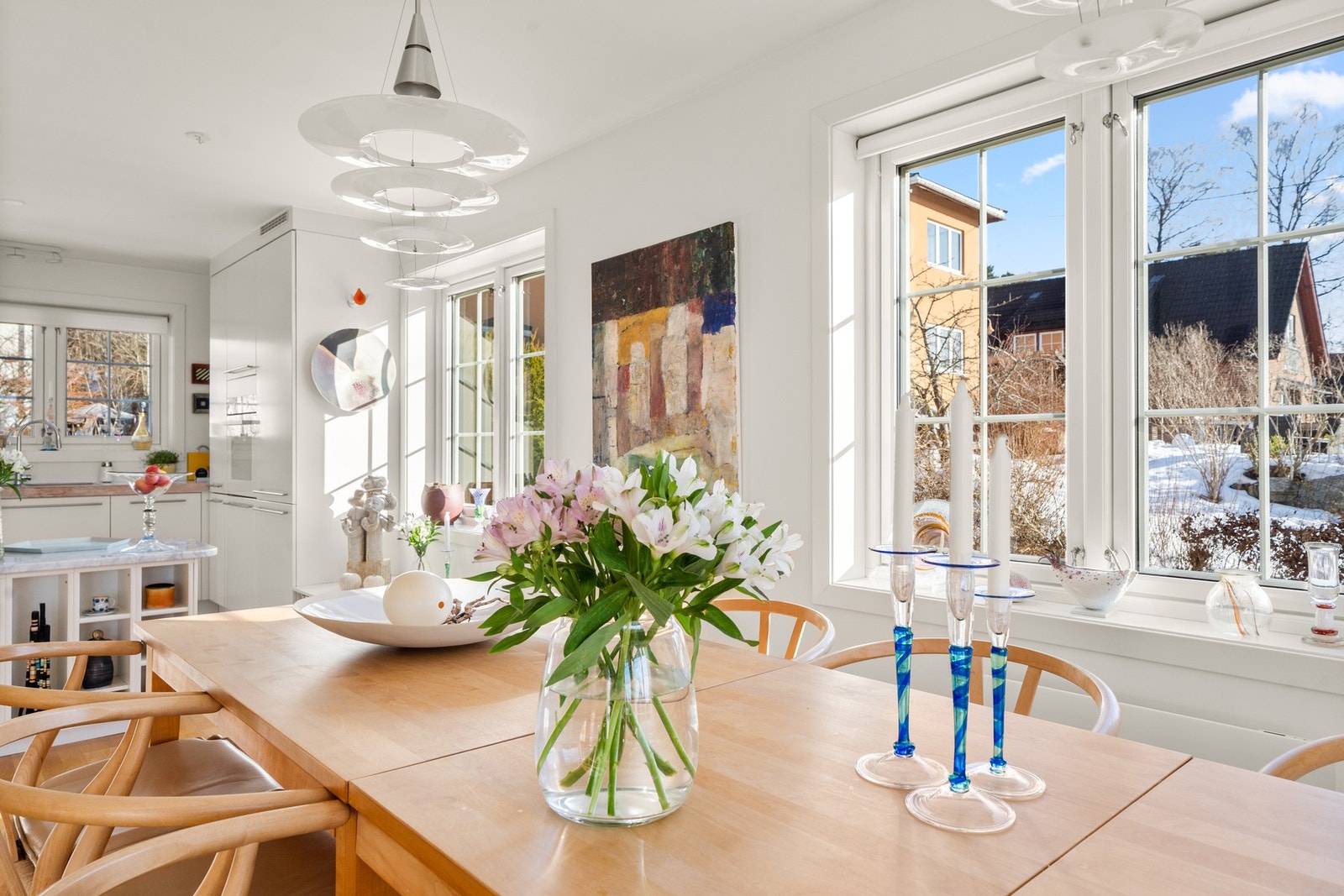 Vindusflatene mot syd gir rikelig med naturlig lys Galleribilde