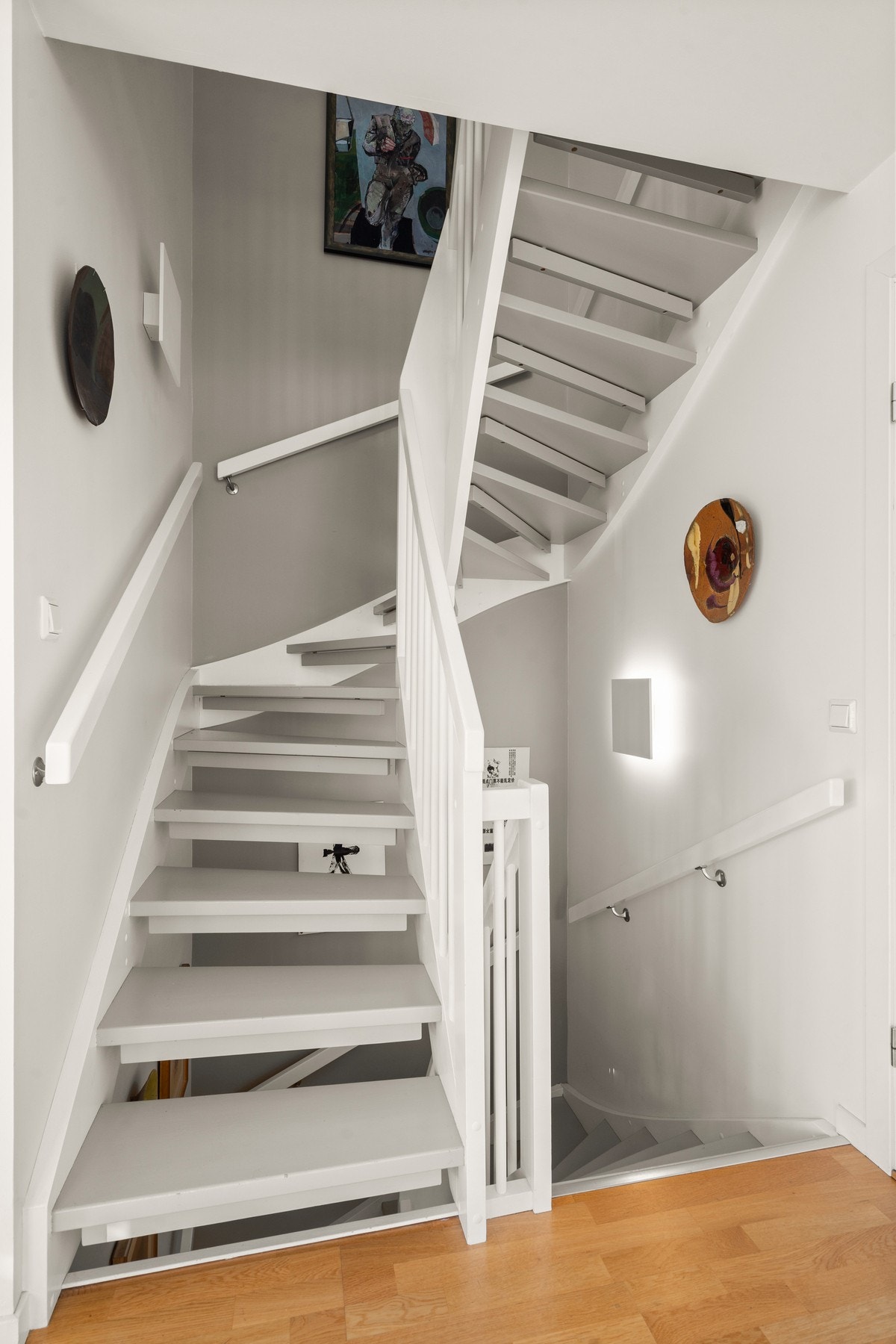 Fra stuen er det trapp til 2.etasje og kjeller Galleribilde