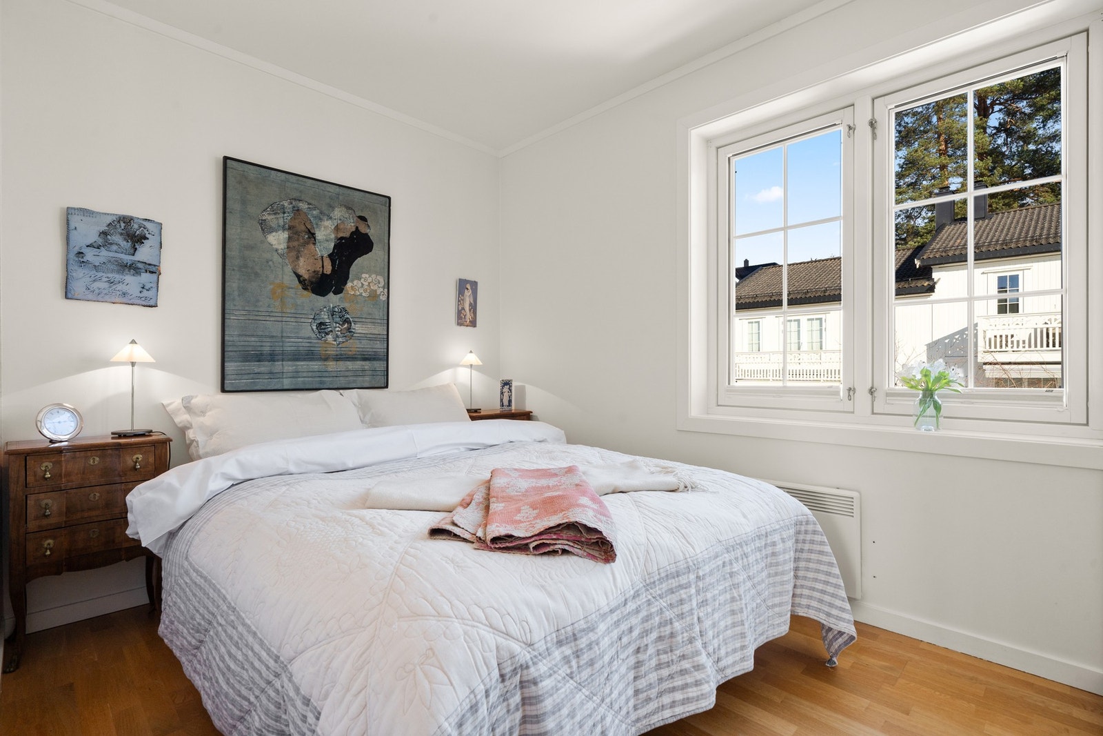 Soverom 2 med garderobeskap og plass til dobbeltseng Galleribilde