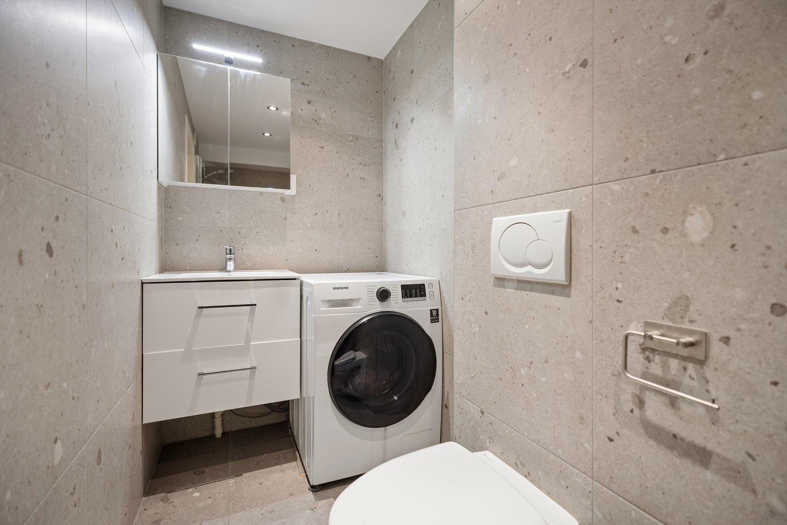 Lekkert baderom med nye fliser fra 2023 Galleribilde