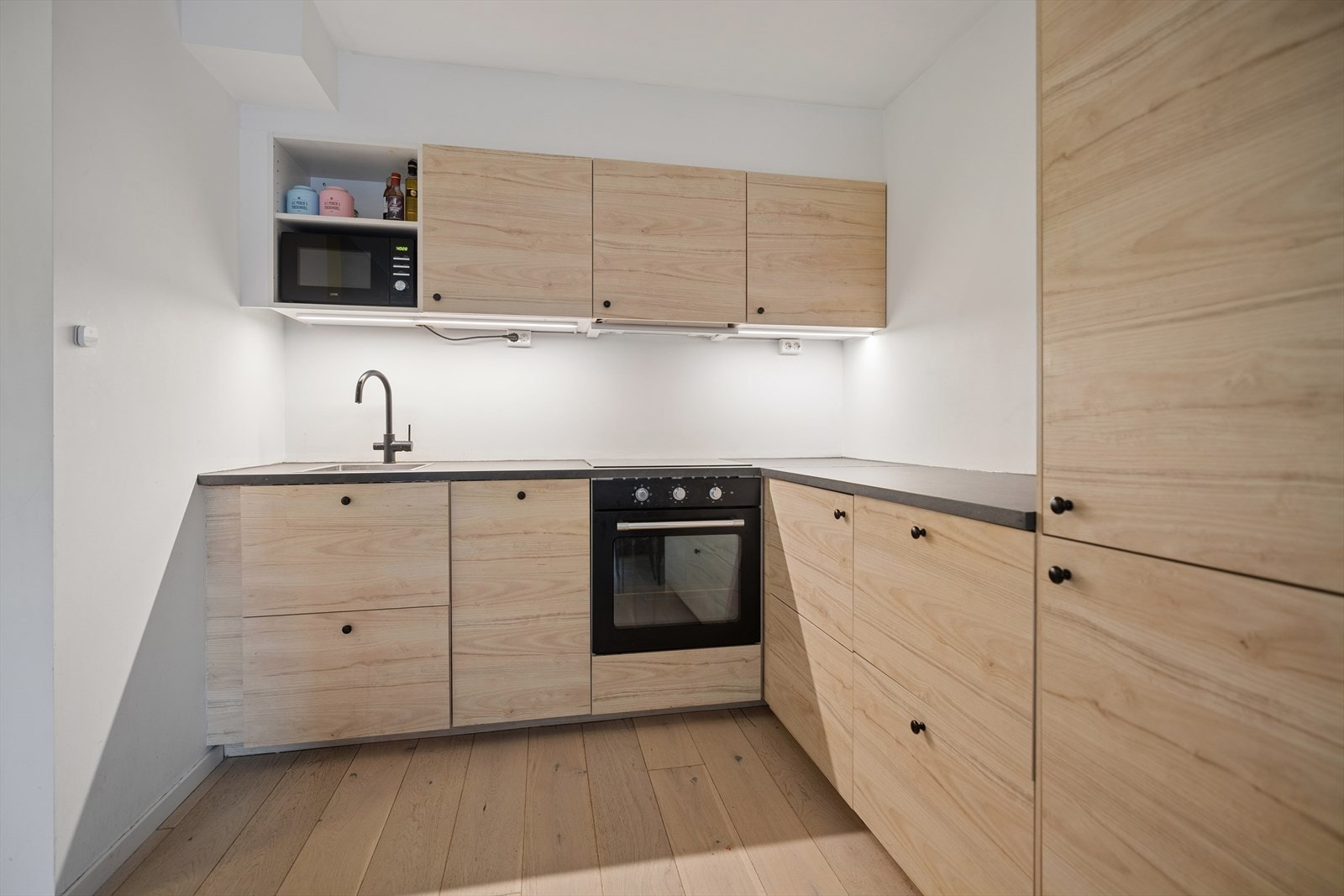 Lekkert kjøkken fra 2021 med integrerte hvitevarer (oppvaskmaskin, komfyr, platetopp og kjøleskap m/frysedel) Galleribilde