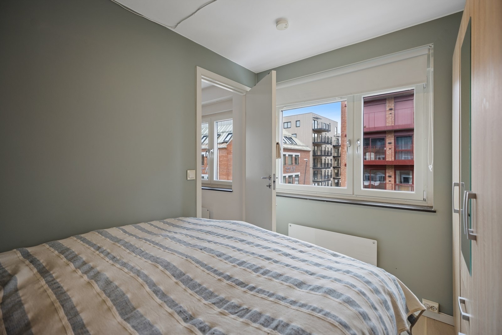 Soverommet har en lekker utførelse med lune farger Galleribilde