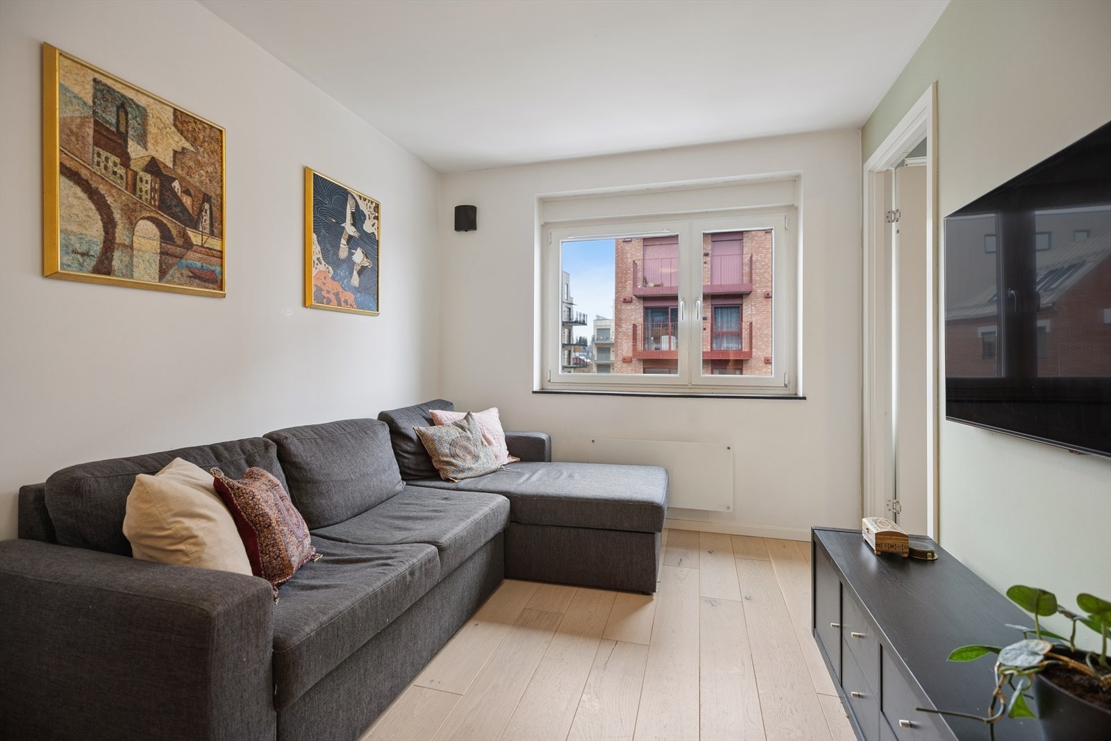 Stuen har har god plass til sittegruppe med tilhørende bord Galleribilde