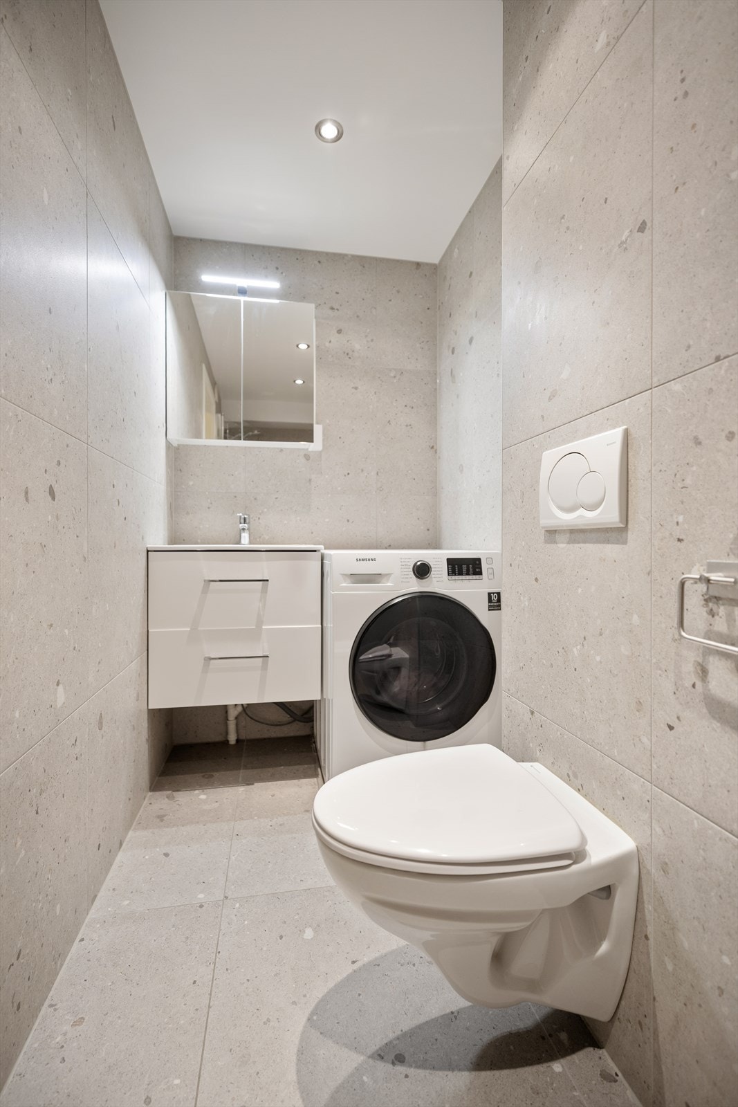 Baderommet har fått en lekker kosmetisk oppgradering i 2023 (flis på flis) Galleribilde