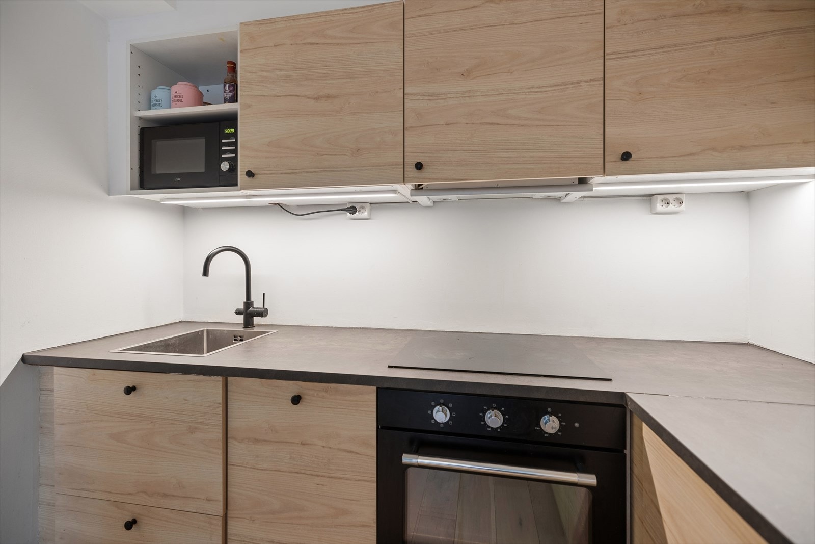 Her er det rikelig med oppbevaringsmuligheter i både skuffer og skap Galleribilde