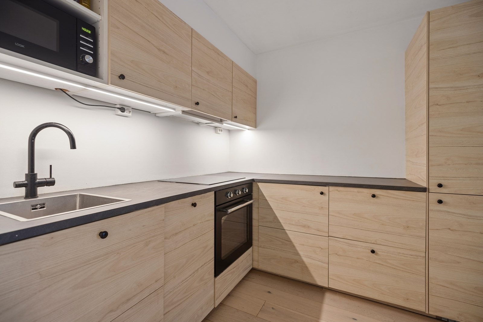 Velutstyrt kjøkken med mye benkeplass Galleribilde