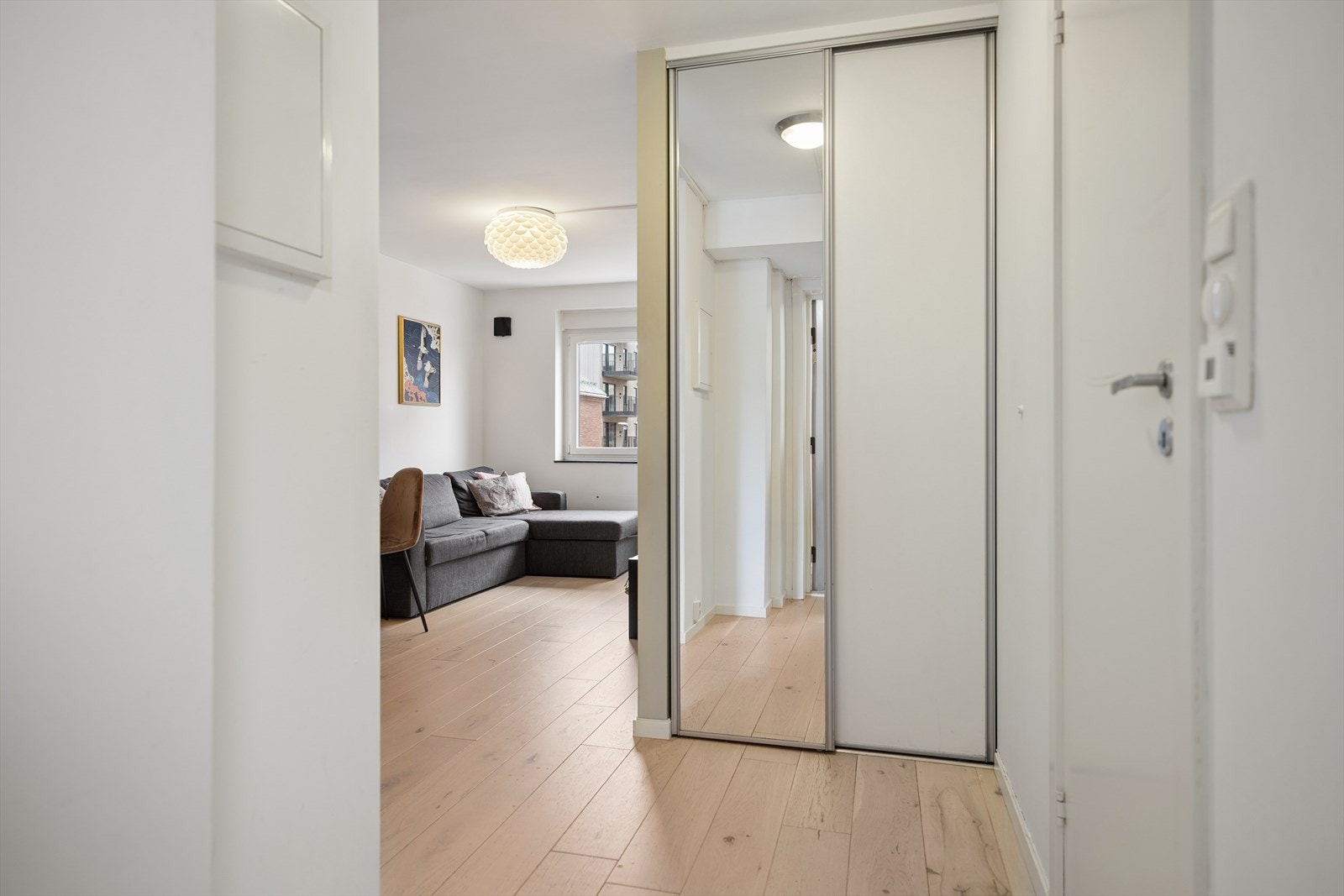 Lys og åpen entré med praktisk skyvedørsgarderobe Galleribilde