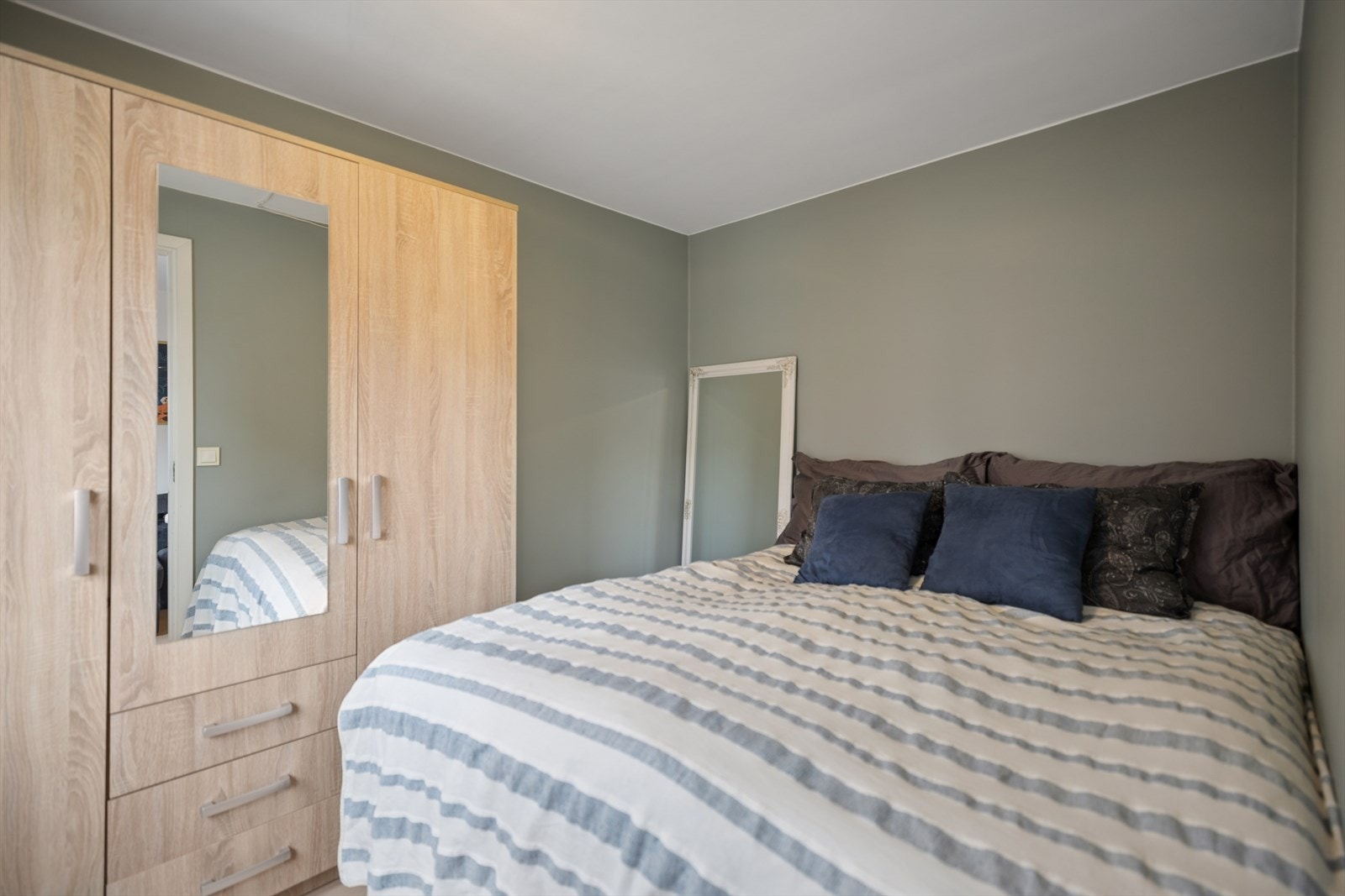 Her er det god plass til både dobbeltseng og garderobeskap Galleribilde