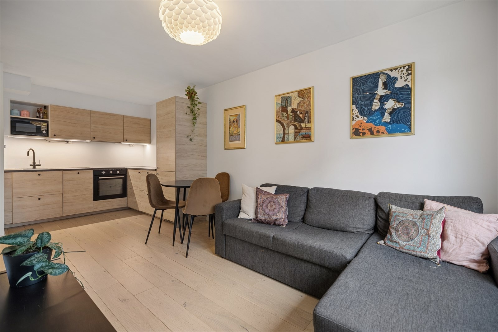 Leilighetens åpne løsning oppleves som lys og luftig Galleribilde