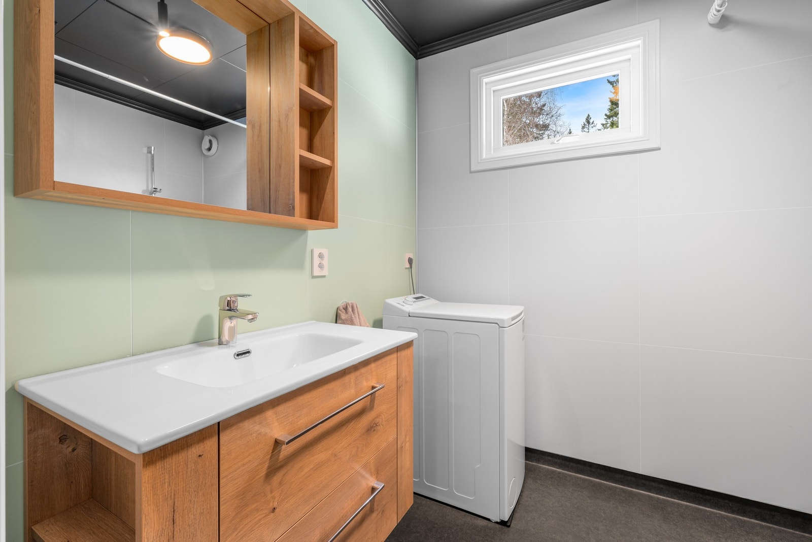 Boligens bad ble oppgradert i 2023, og fremstår som delikat og innbydende. Galleribilde