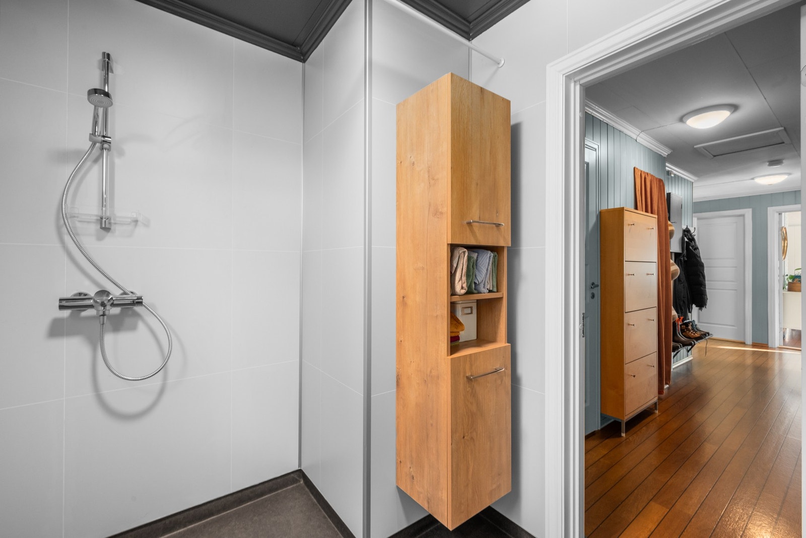 Her er det innredning med servant, dusjnisje og opplegg for vaskemaskin. Det er varmekabler i gulv. Galleribilde