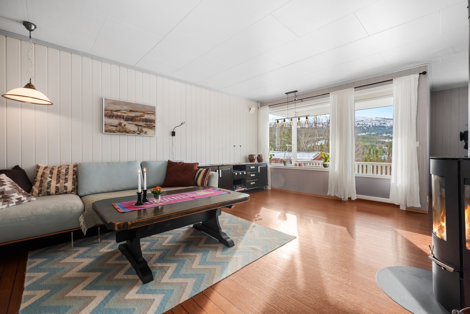 Boligen går over to plan, men har en praktisk planløsning med alt du trenger i 1. etasje. Galleribilde