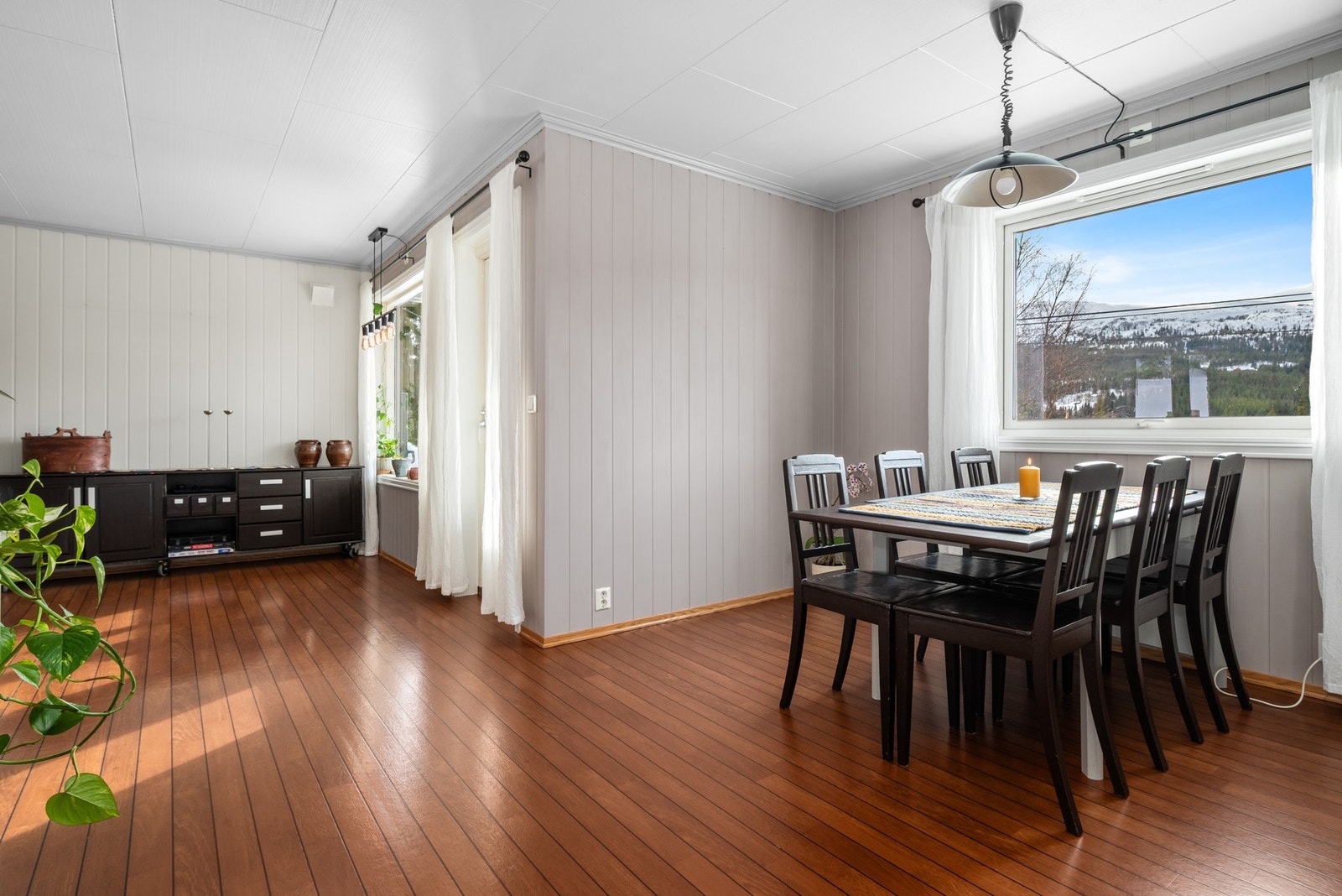 Fra stua er det også utgang til en solfylt og hyggelig terrasse. Galleribilde