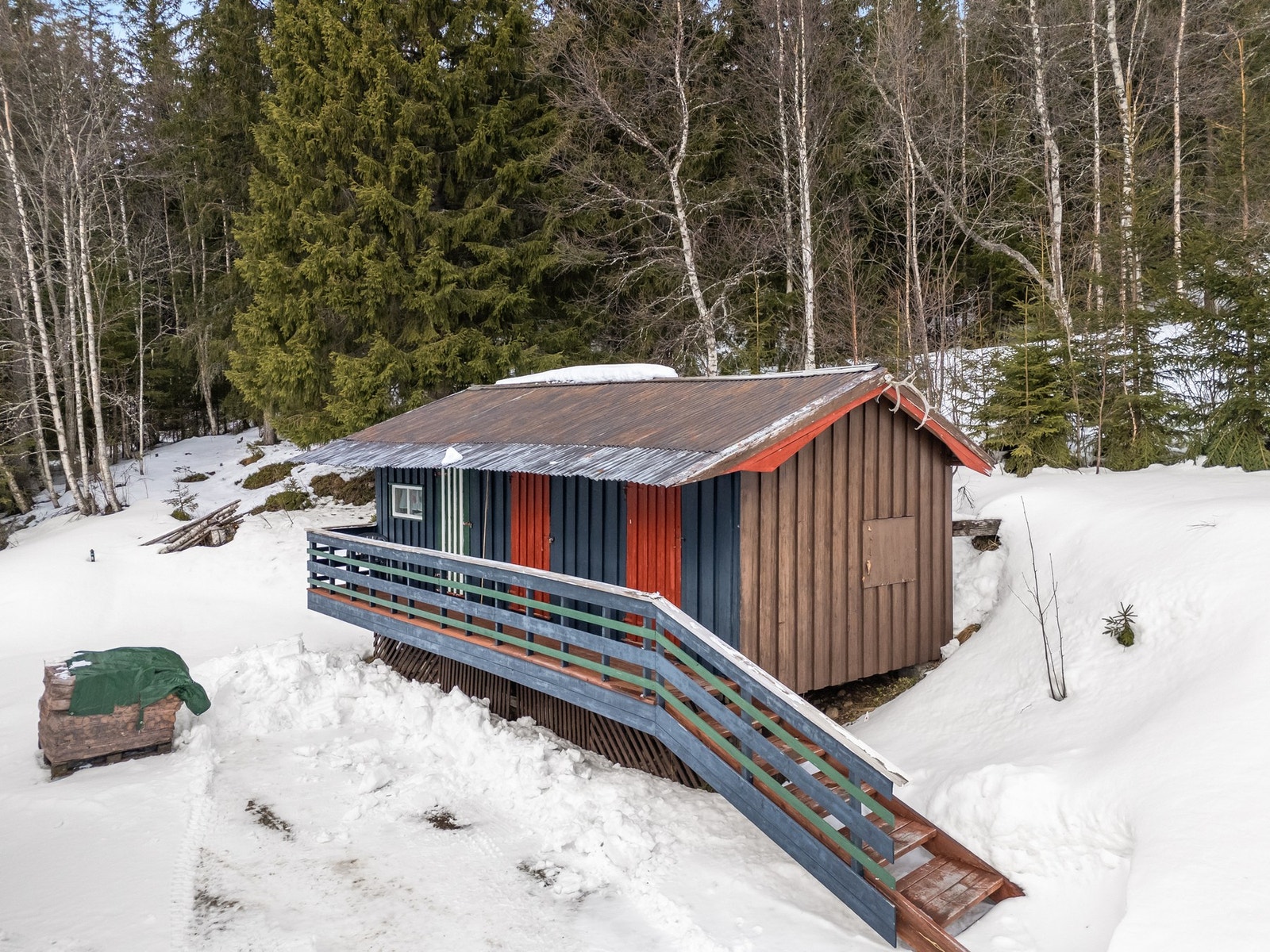 Uthuset er oppdelt i flere boder for lagring av ved og diverse. Galleribilde