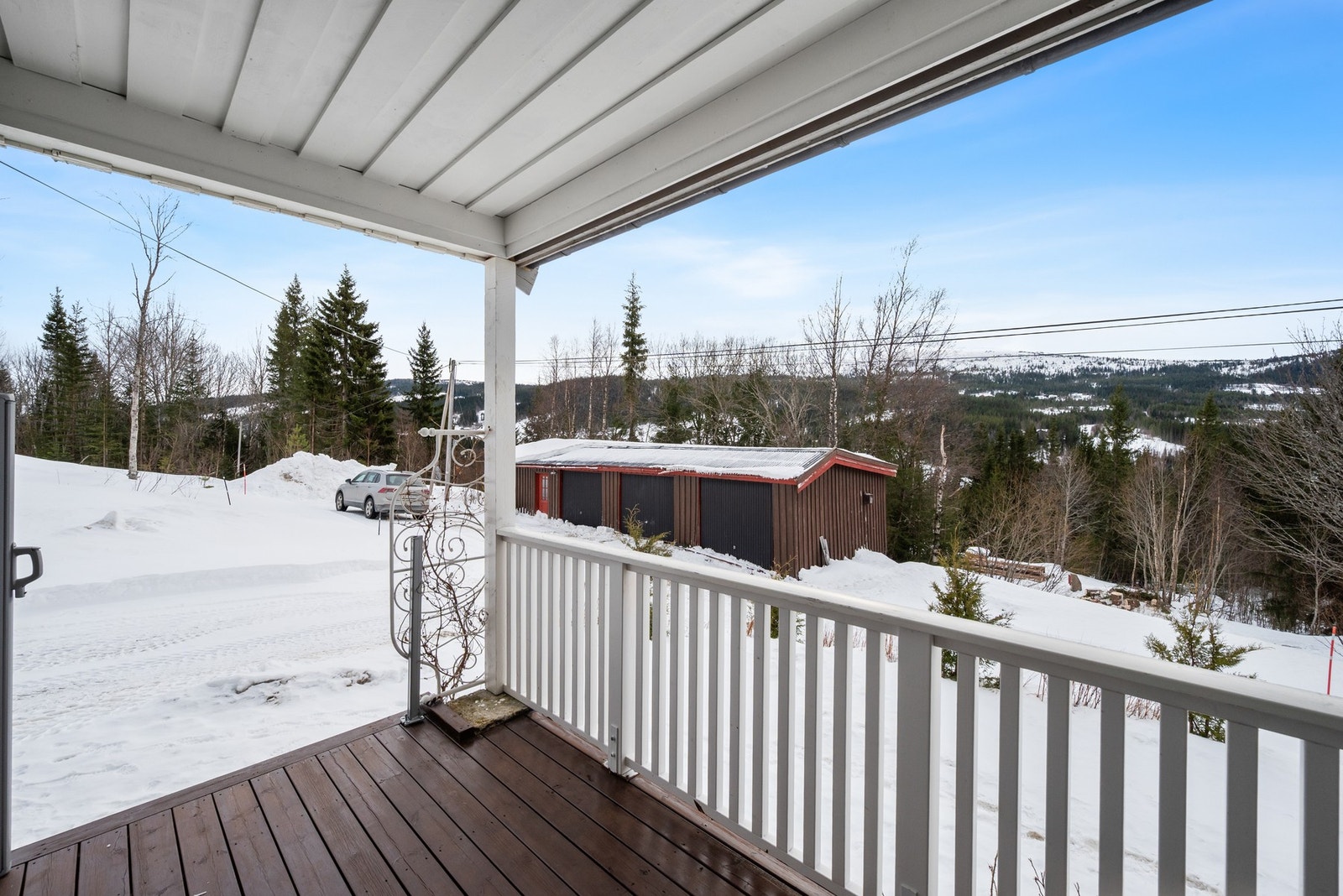 Fra stua er det utgang til en hyggelig terrasse med takoverbygg, og videre adkomst til hagen. Galleribilde