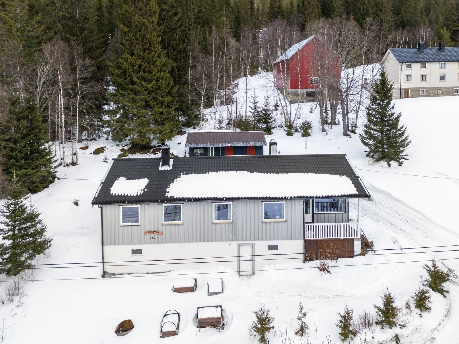 Eiendommen er flott opparbeidet med hage, plantekasser og diverse beplantning av busker og trær. Galleribilde
