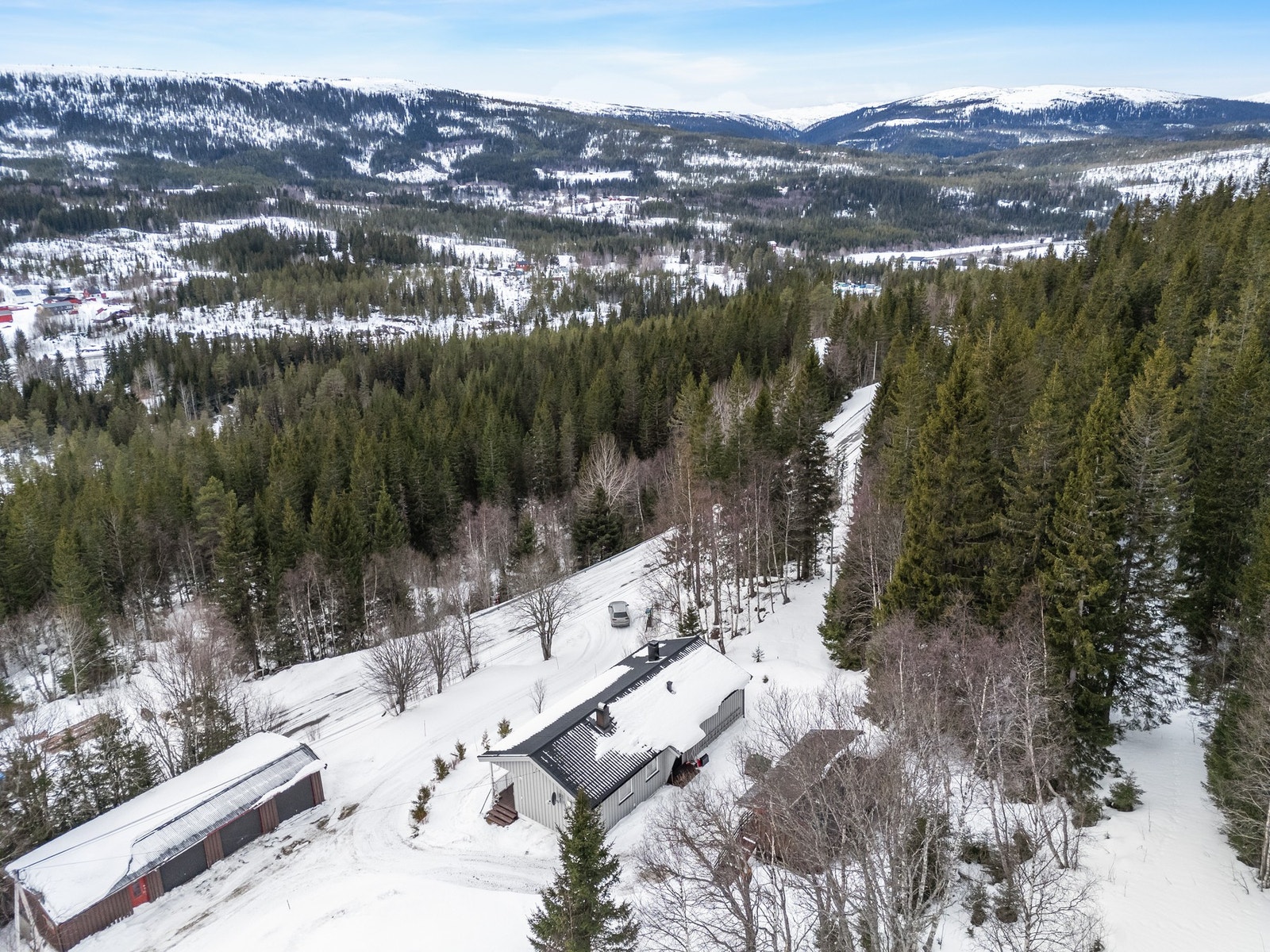 Det er ca. 2,5 km til Ålen sentrum med skole, barnehage samt. dagligvare. Galleribilde