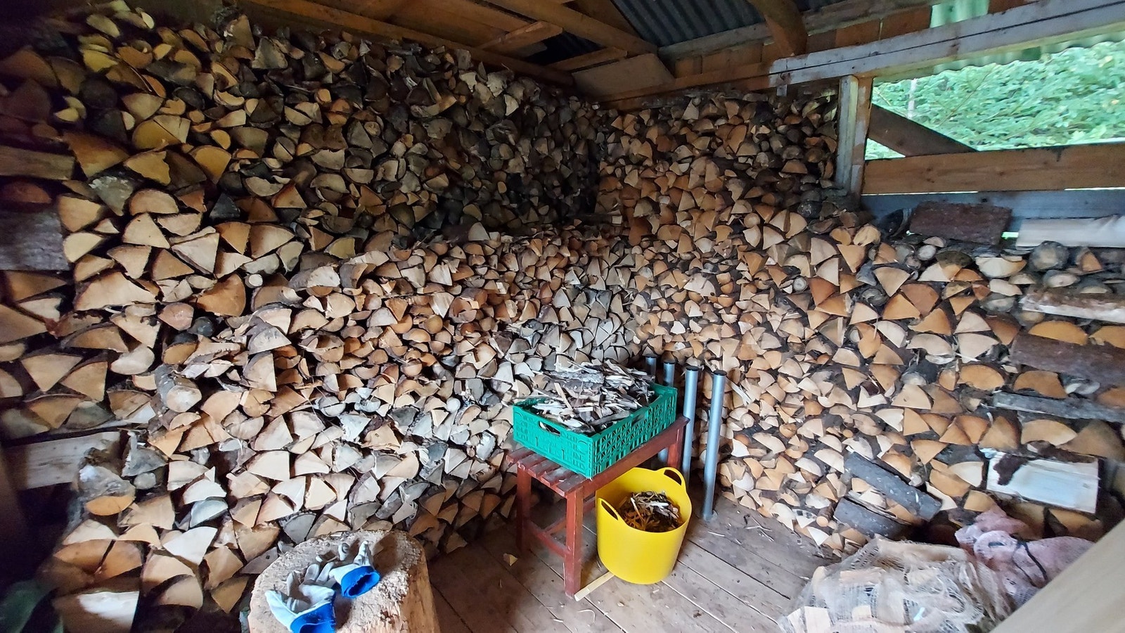 Selgers bilde viser at uthuset har god plass for vedlagring. Galleribilde